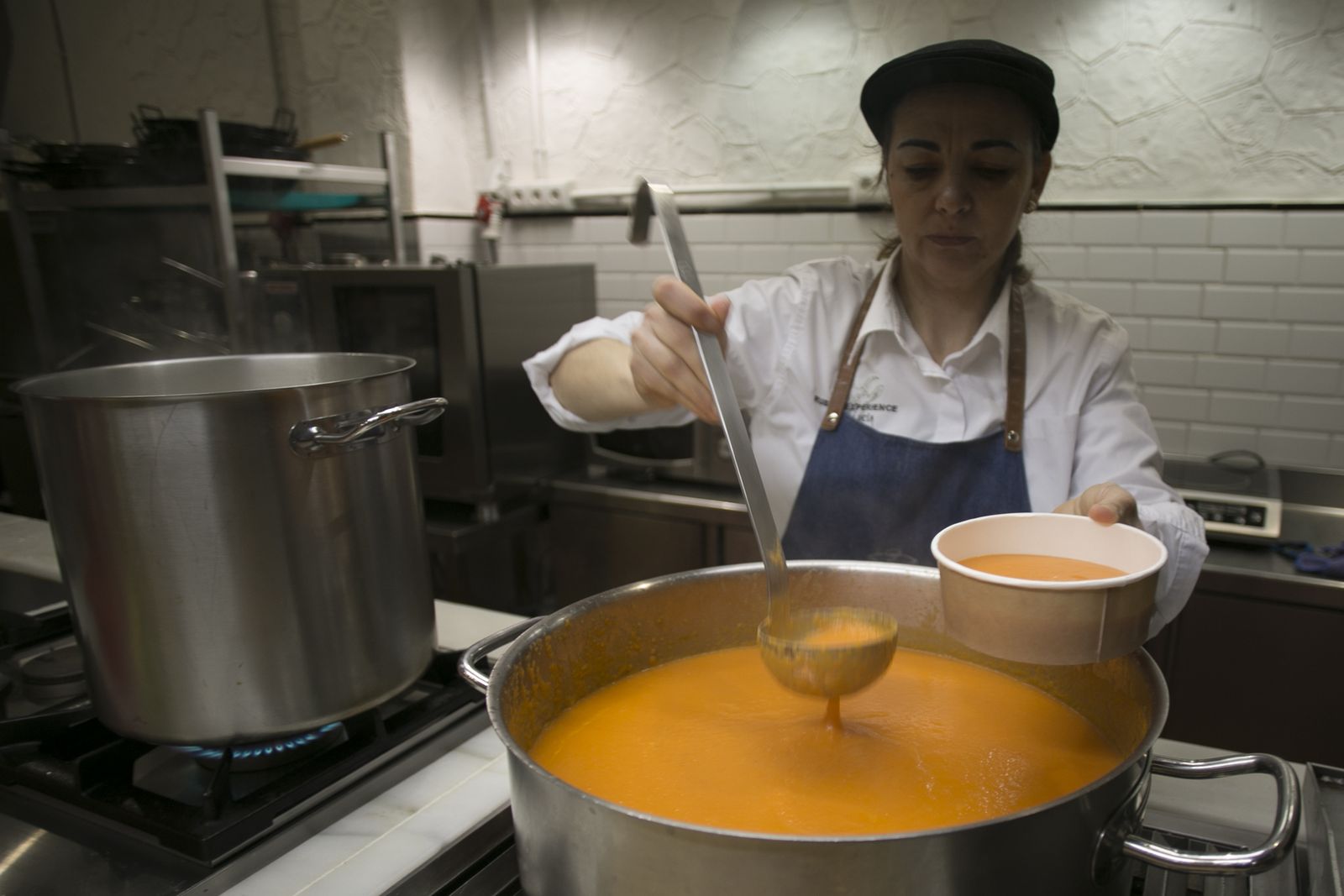 Preparación de un menú de comida caliente para enviar a casa.