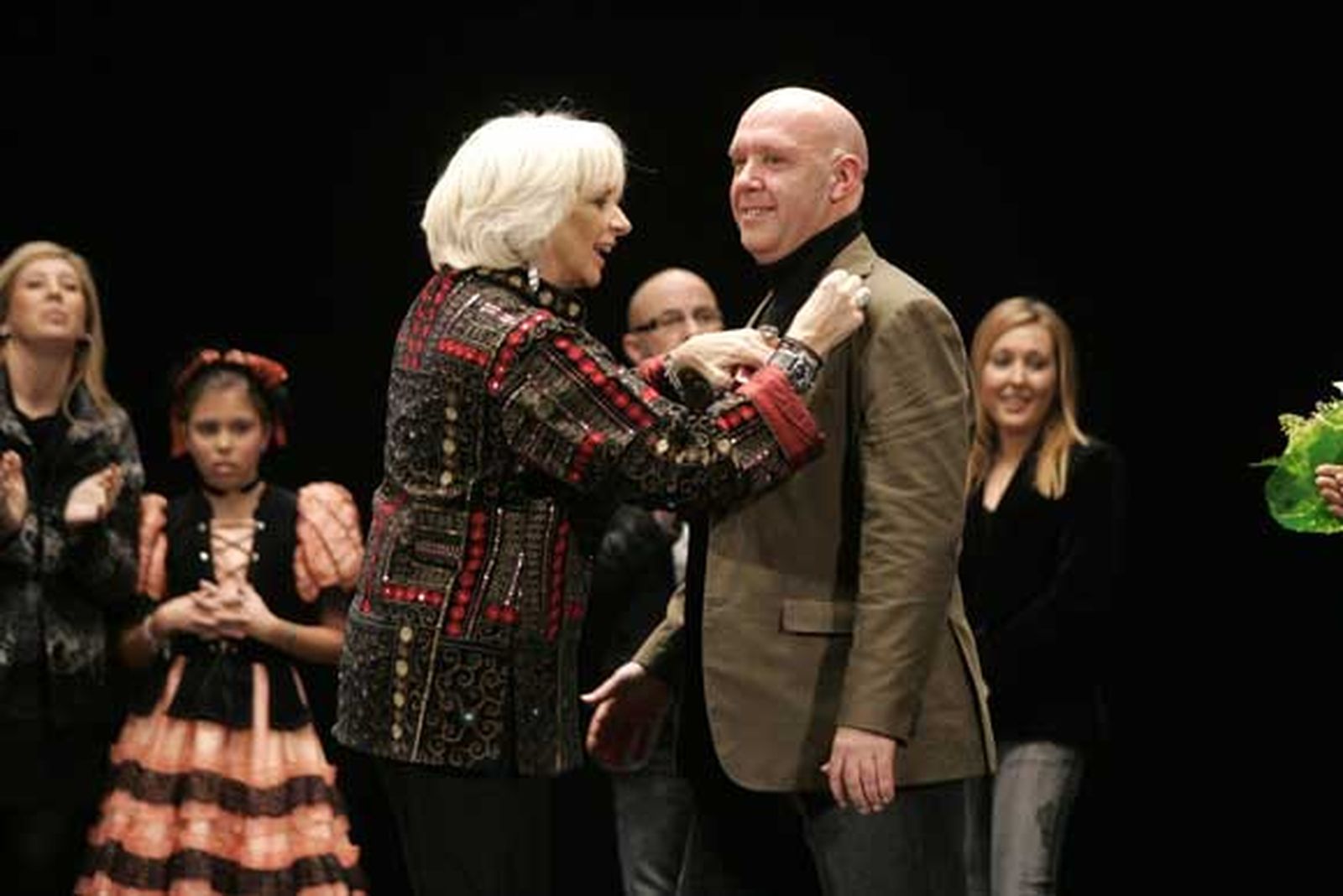 Imágenes de la entrega del antifaz de oro a Ramón Andrades 'El Chispa', Rafael Valero, José Manuel Cornejo y Mariano Valera

Foto: Jesus Marin/Lourdes de Vicente