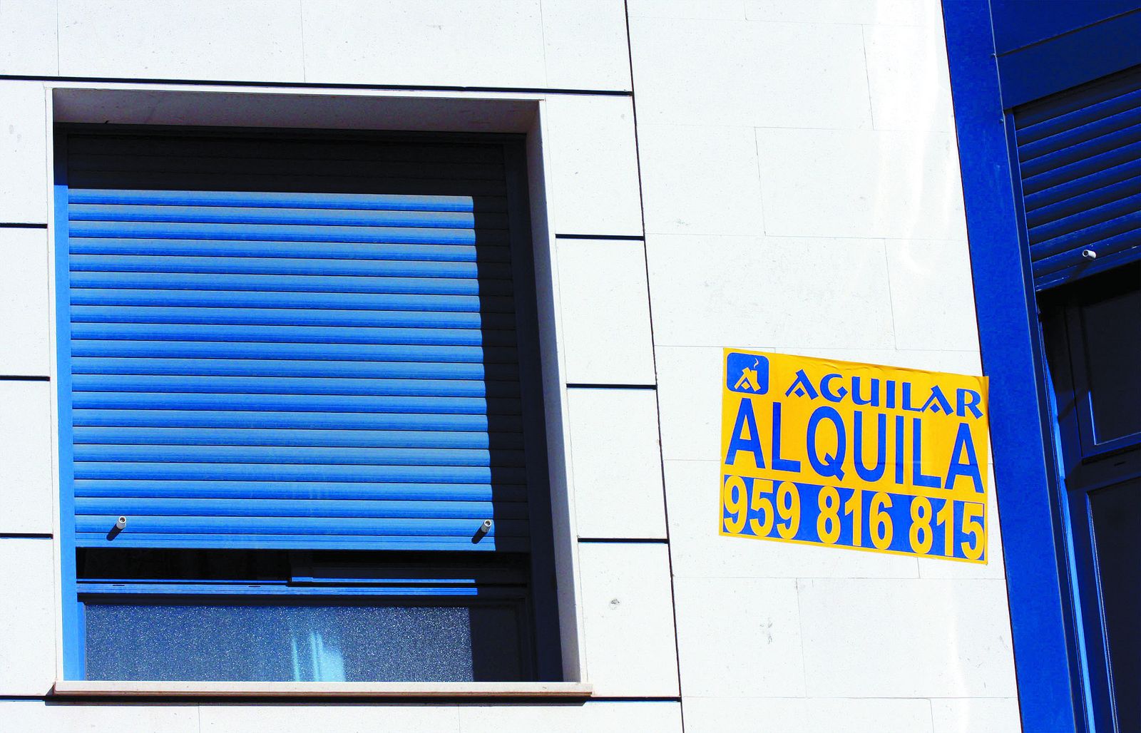 Cartel anunciando una vivienda en alquiler en la capital.