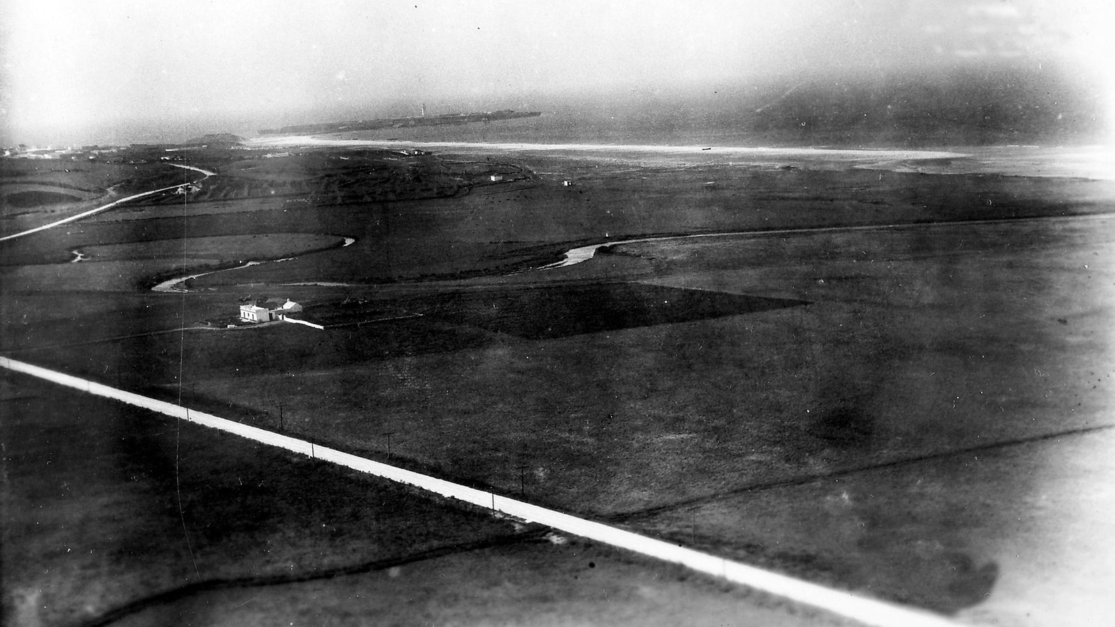 El aeródromo de la Vega de Tarifa. Década de 1930. El aeródromo de la Vega de Tarifa. Década de 1930.