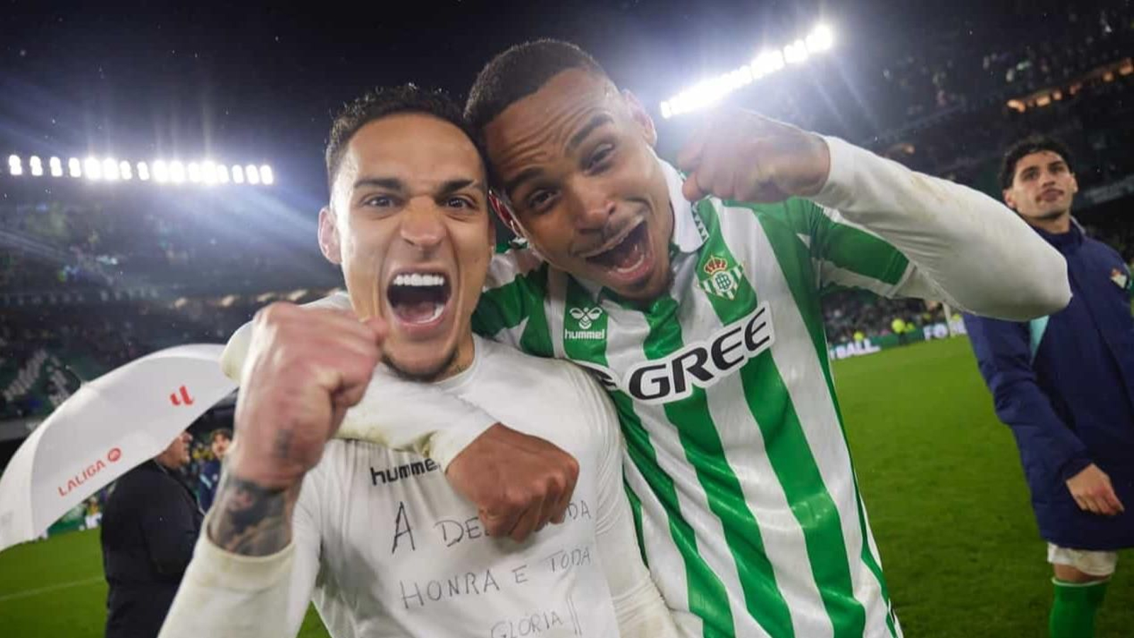 Natan y Antony, abrazados celebrando una victoria