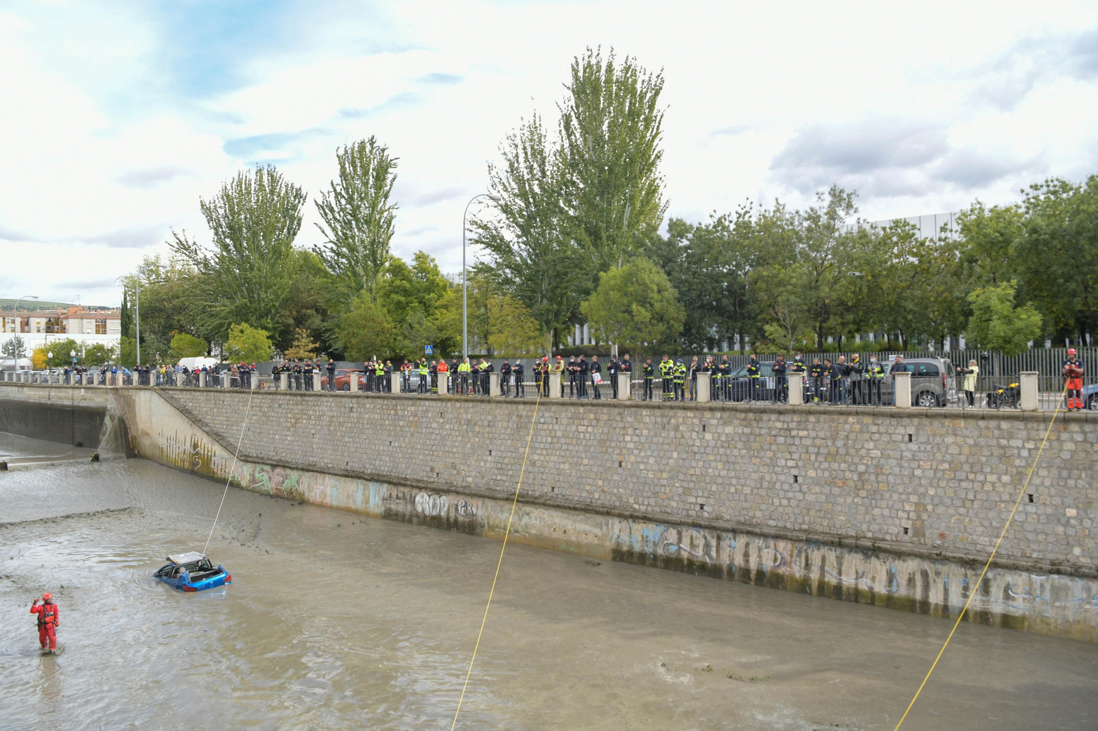 Fotos: Las mejores imágenes del simulacro de rescate de un coche accidentado en el río Genil de Granada