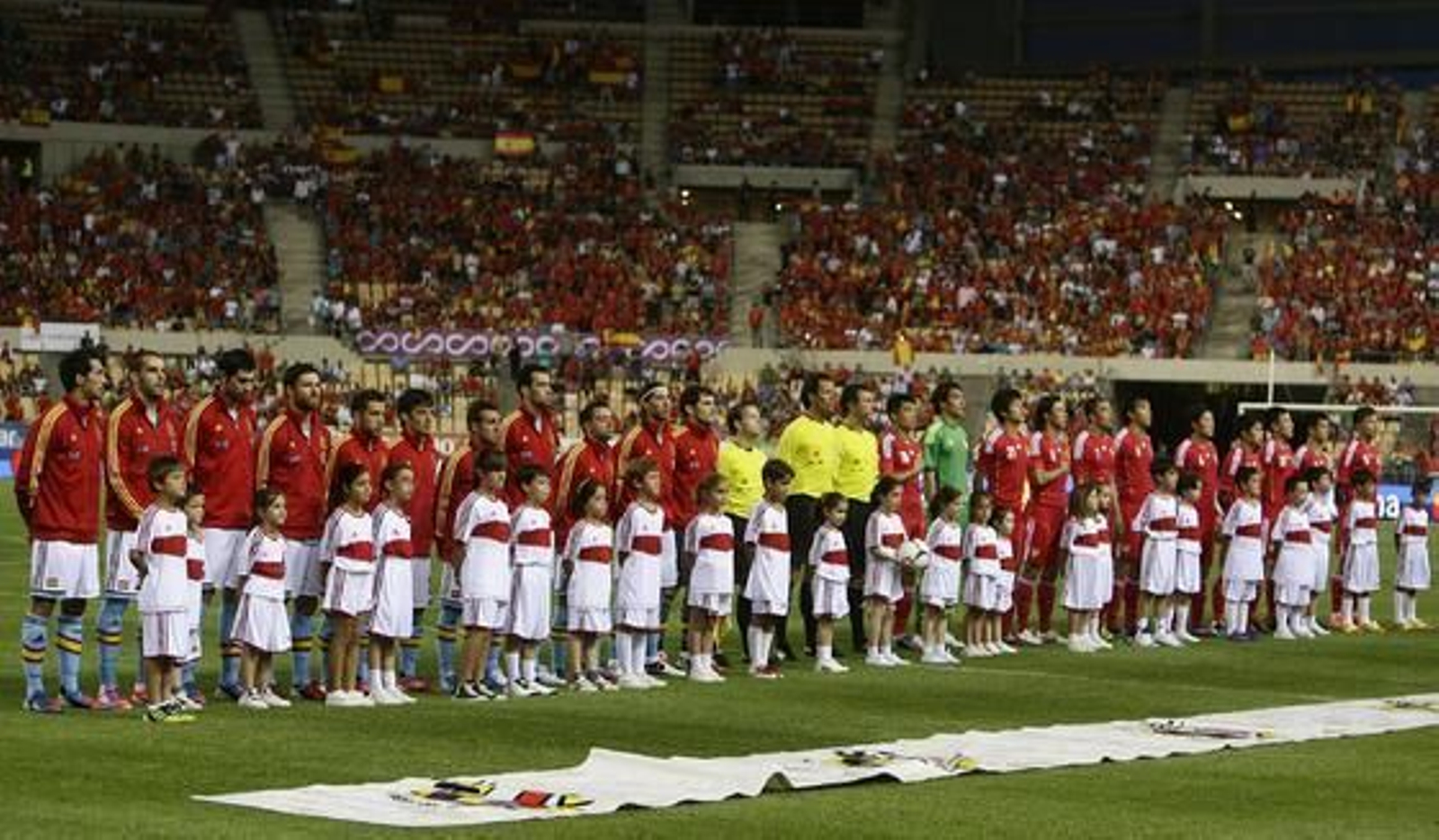España vence a China gracias a la chispa y la magia de Silva e Iniesta en el último amistoso antes de la Eurocopa.  Foto: Antonio Pizarro