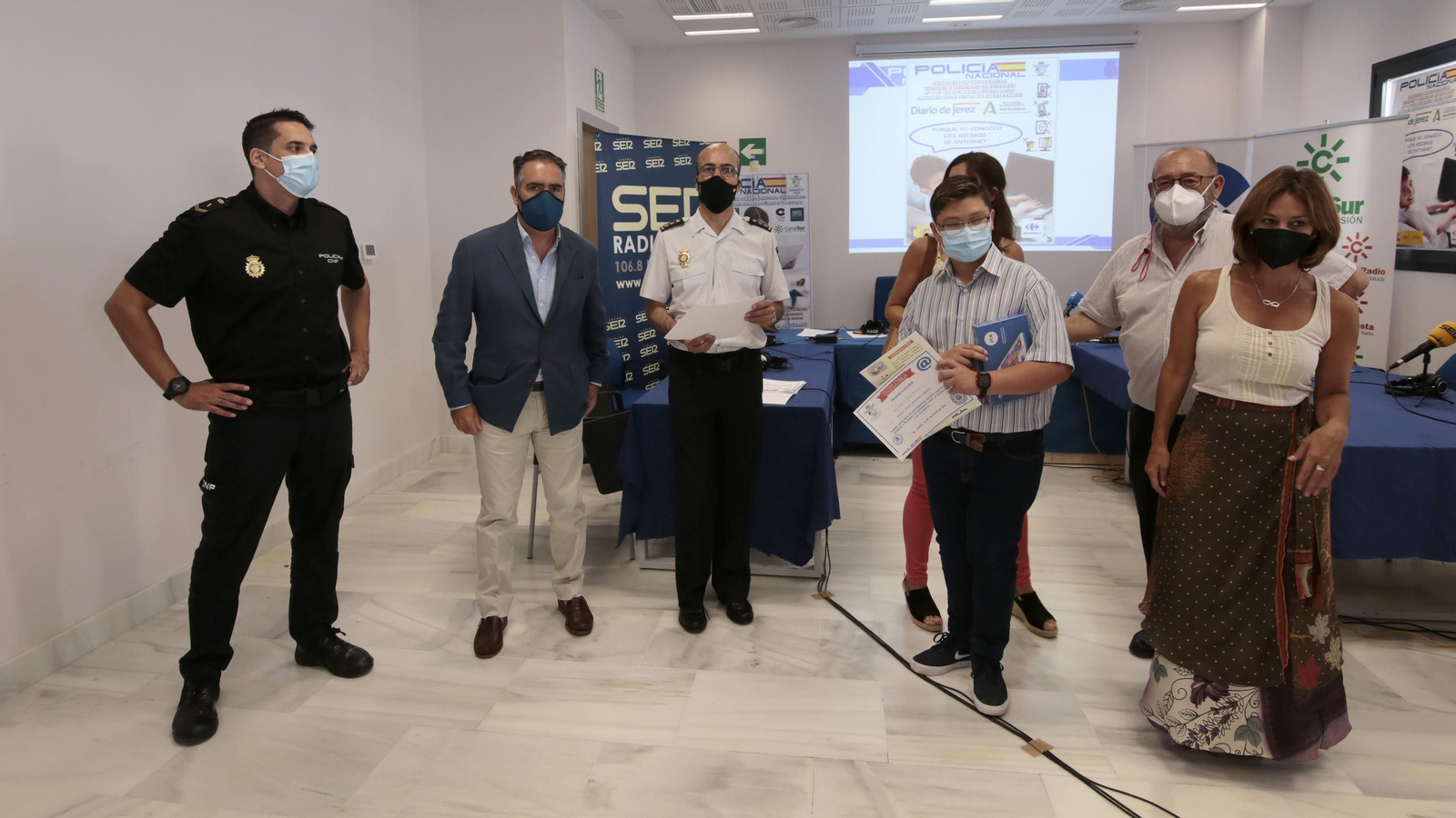 Premios del concurso escolar de infografías sobre riesgos de internet de Diario de Jerez y Policia Nacional