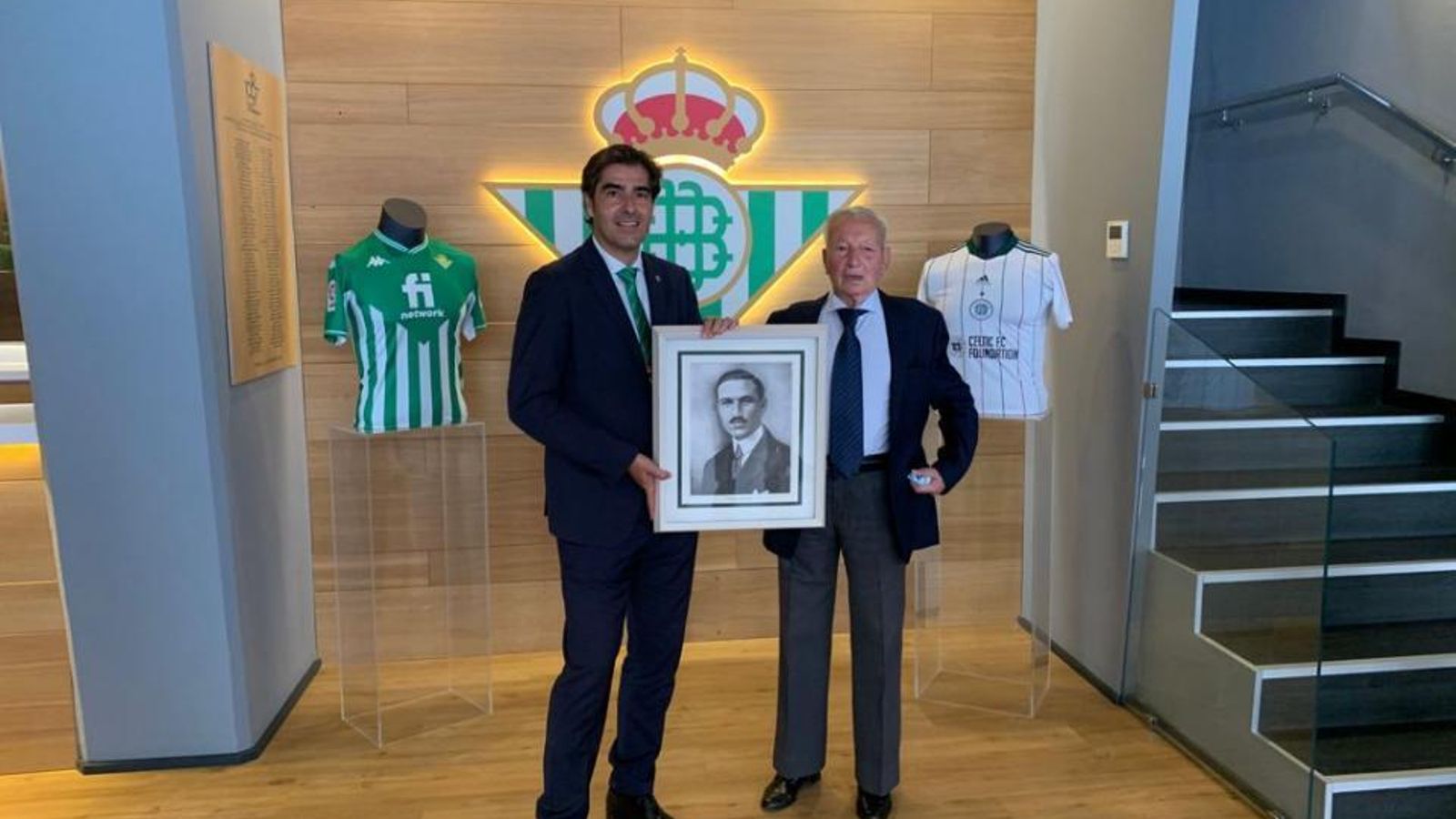 Ángel Ramos posa junto con Ángel Haro y un retrato de Manuel Ramos Asensio.