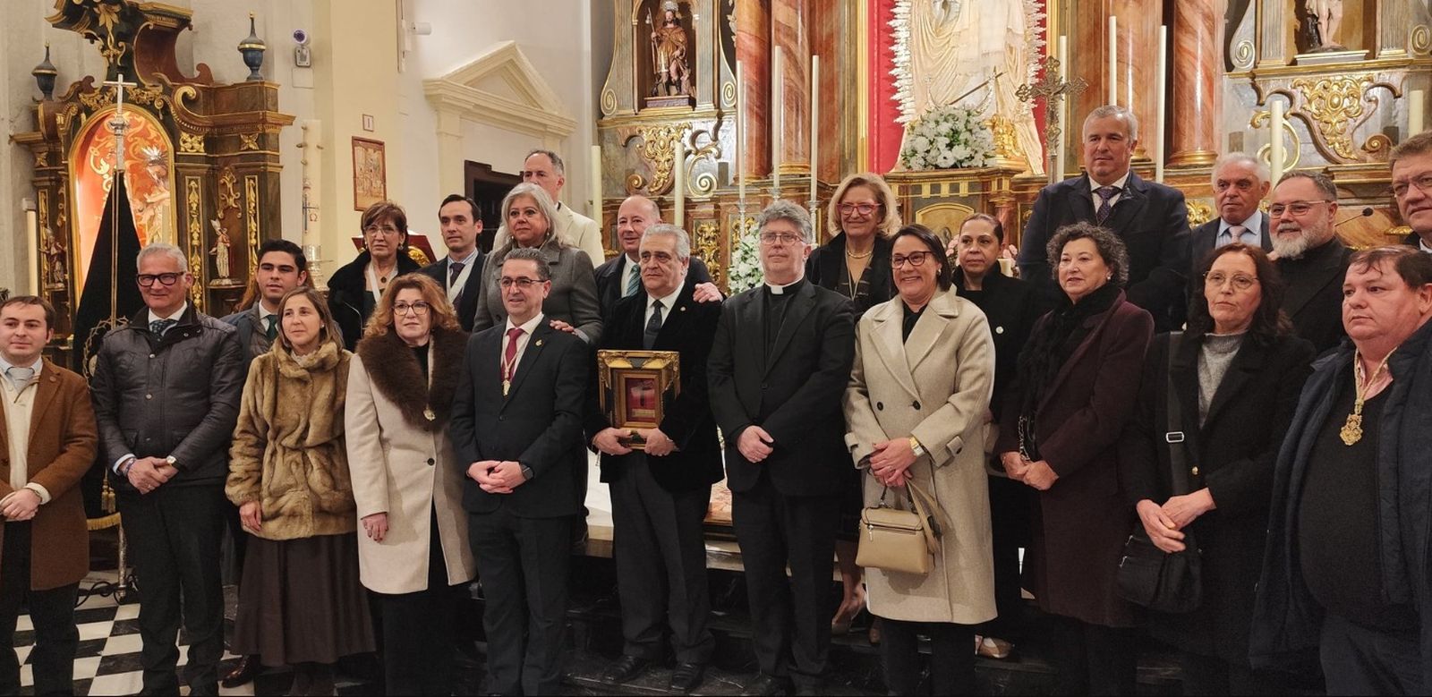 Fotografía de familia tras la declamación del pregón