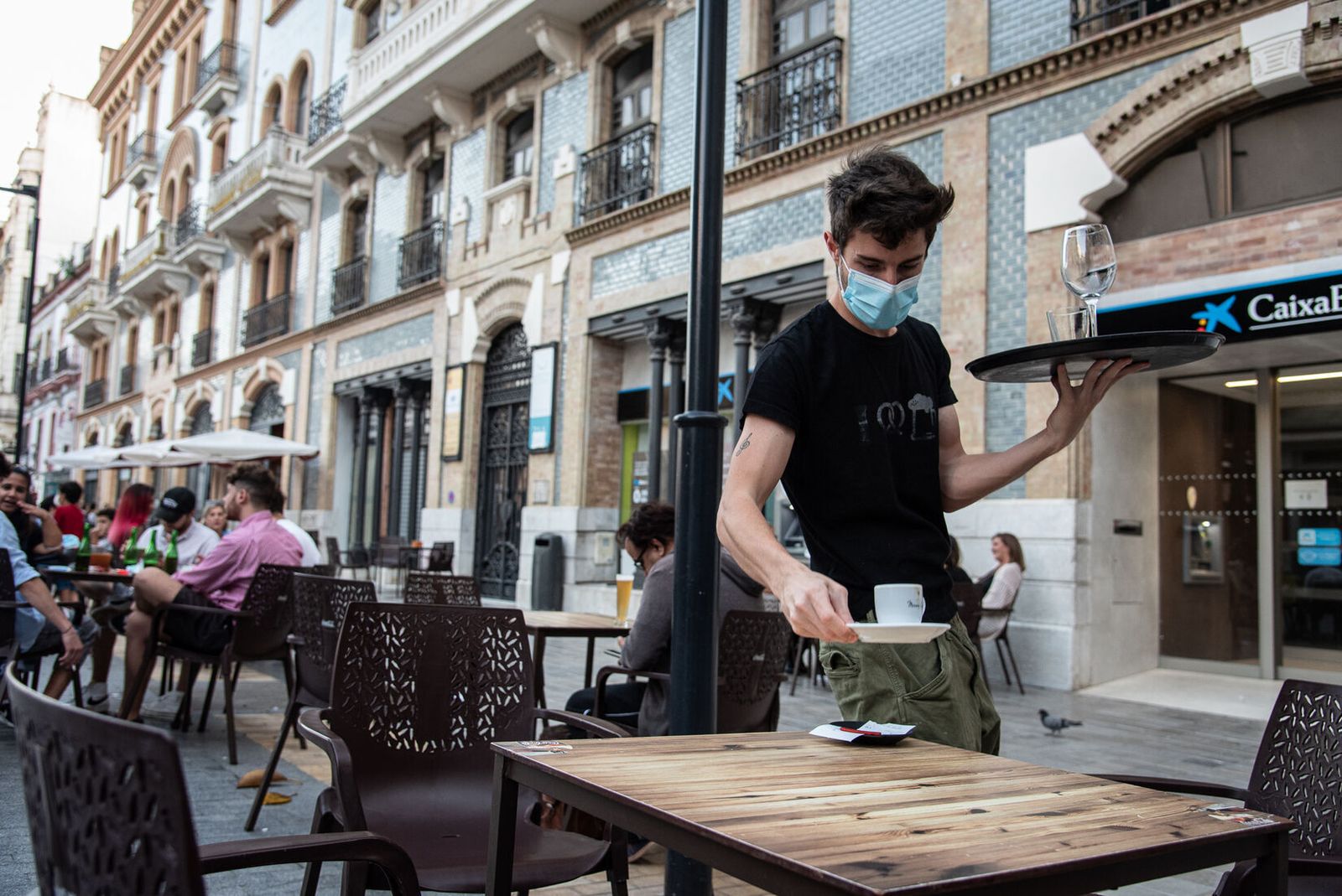 Un camarero en un establecimiento de la Plaza de las Monjas de la capital onubense.