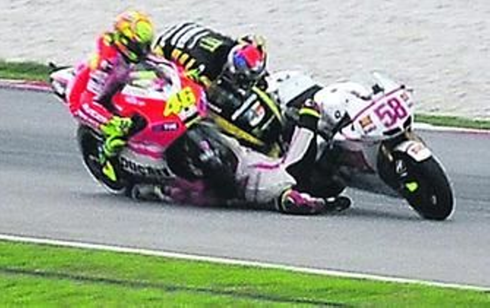 El momento en que Simoncelli recibe el impacto mortal de las motos de Edwards y Rossi; a la derecha, el padre del piloto no puede reprimir su llanto. El momento en que Simoncelli recibe el impacto mortal de las motos de Edwards y Rossi; a la derecha, el padre del piloto no puede reprimir su llanto.