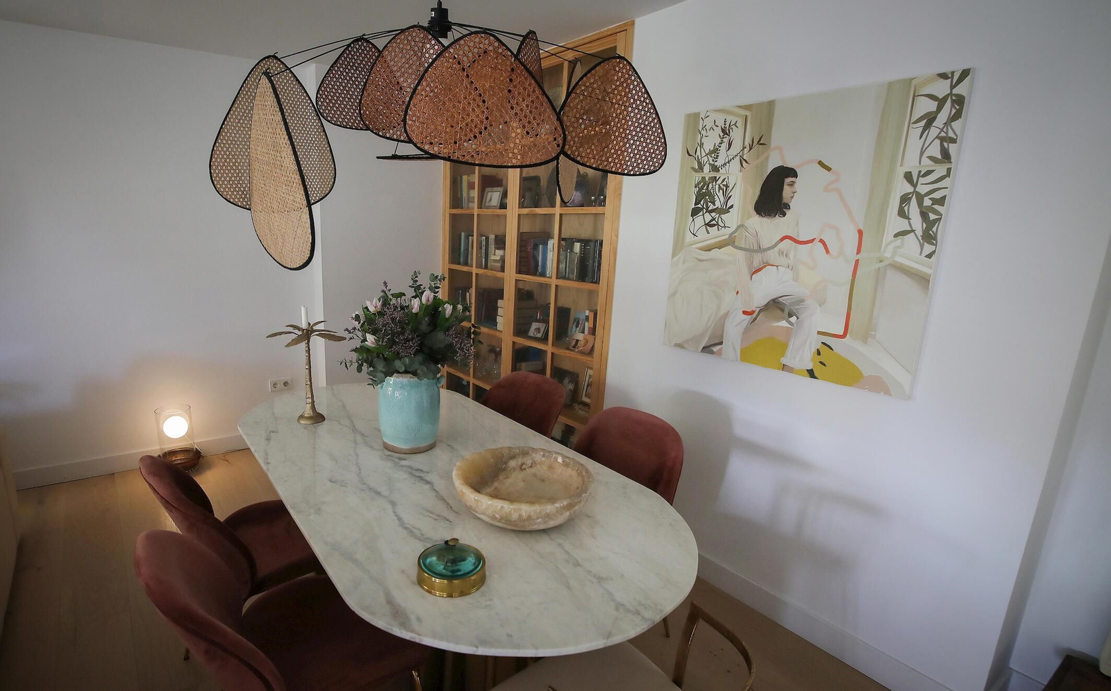 Comedor. Mesa de mármol y acero rodeada con sillas de forja doradas tapizadas en terciopelo de lino. Comedor. Mesa de mármol y acero rodeada con sillas de forja doradas tapizadas en terciopelo de lino.