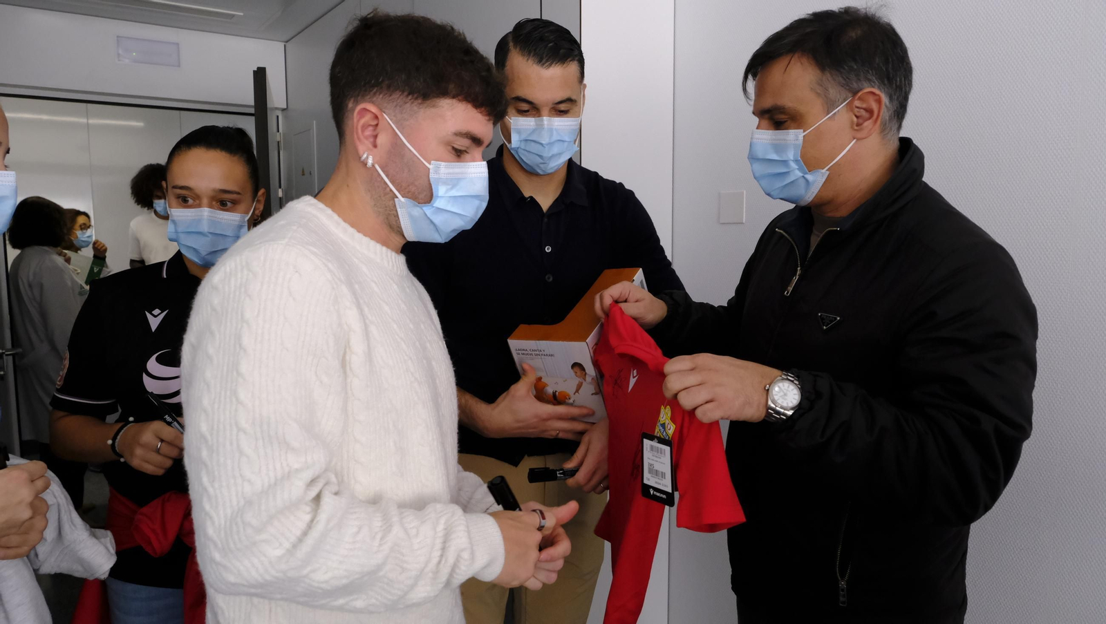 Las imágenes de la visita de los jugadores del Almería a los niños de Torrecárdenas
