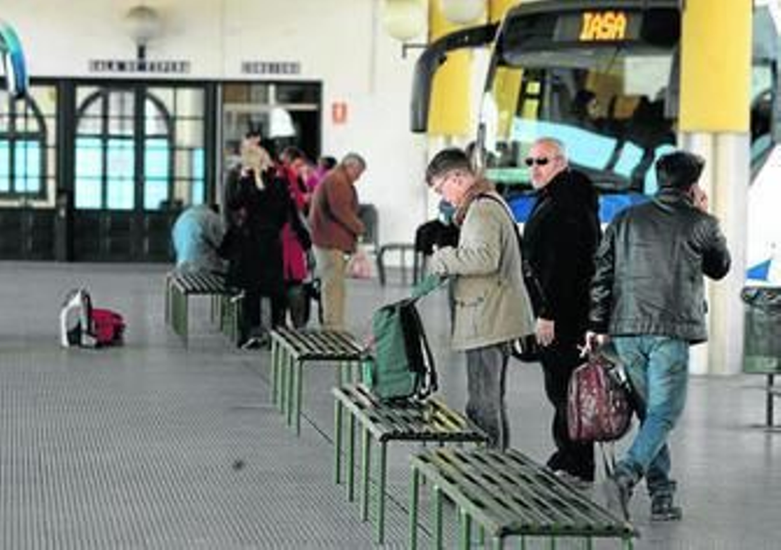 Movimiento de viajeros en la estación de autobuses del Prado.