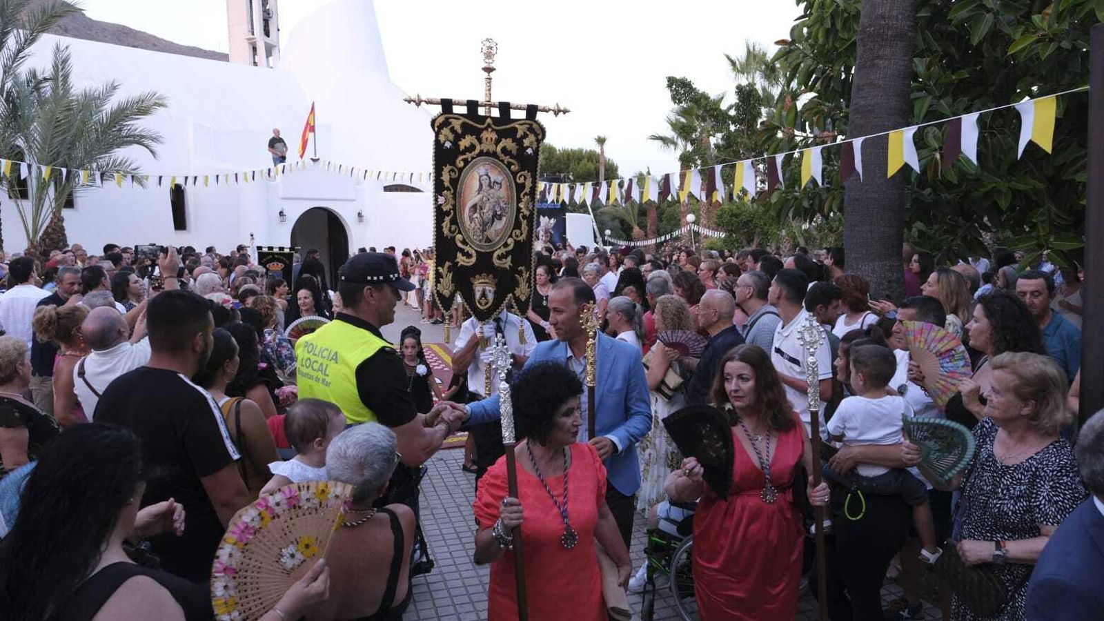 Las inmediaciones de la Parroquia de Nuestra Señora del Carmen estuvieron a rebosar.