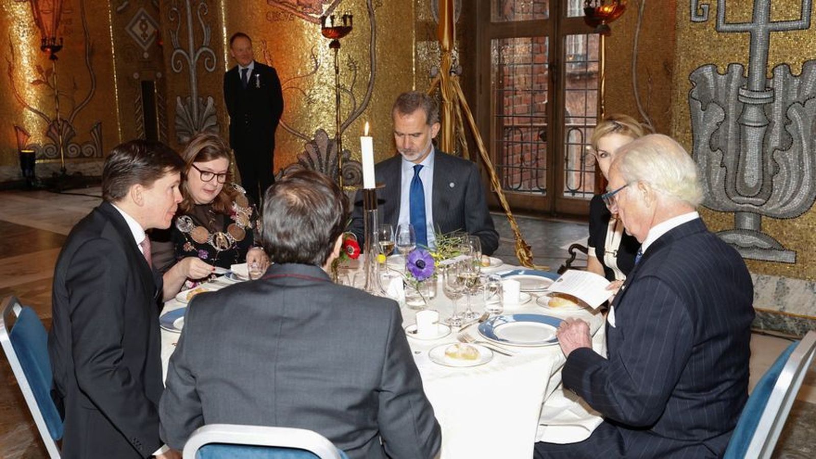 Felipe VI y Carlos XVI Gustavo, reyes de España y Suecia, durante el almuerzo en el Salón Dorado del Ayuntamiento de Estocolmo.