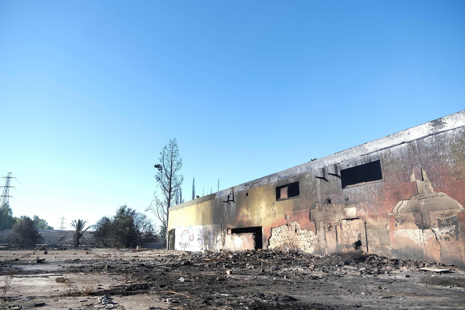 El día después del gran incendio de Chinales, en fotografías: rescoldos, humo y pérdidas El día después del gran incendio de Chinales, en fotografías: rescoldos, humo y pérdidas