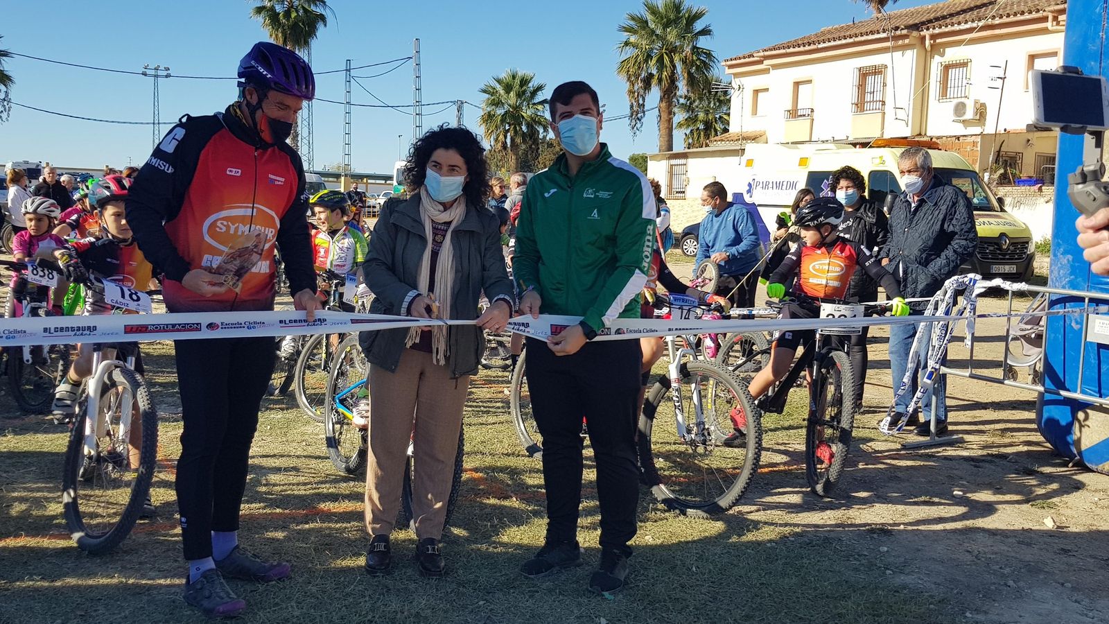 Nieves Álvarez, alcaldesa de Guadalcacín, cortó la cinta antes del inicio de la prueba.