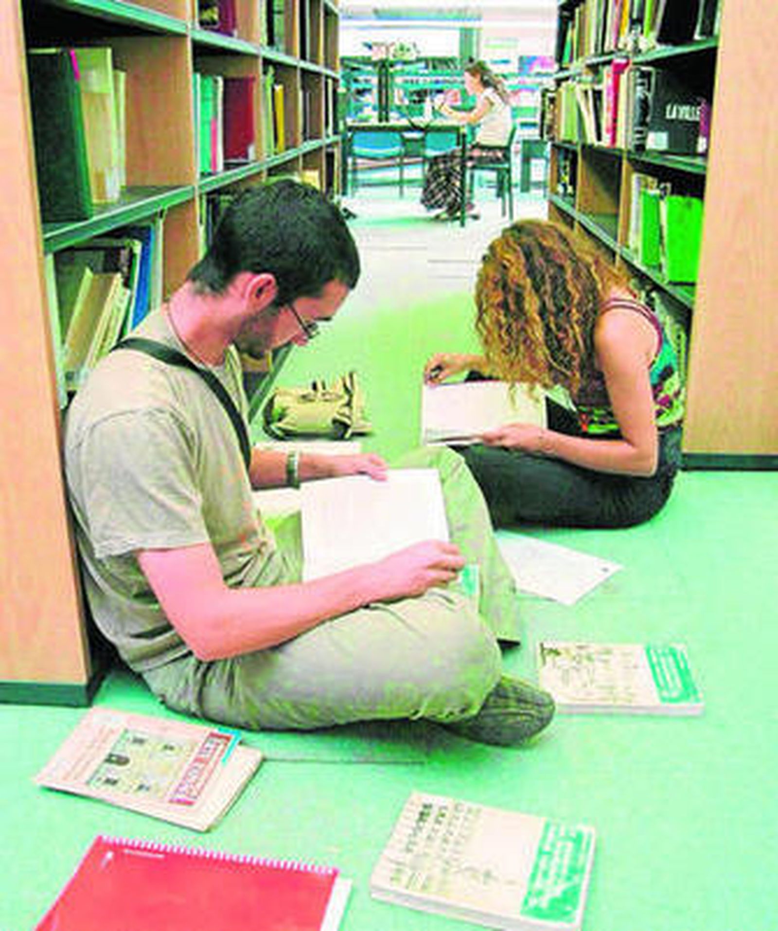 Estudiantes en una biblioteca universitaria.