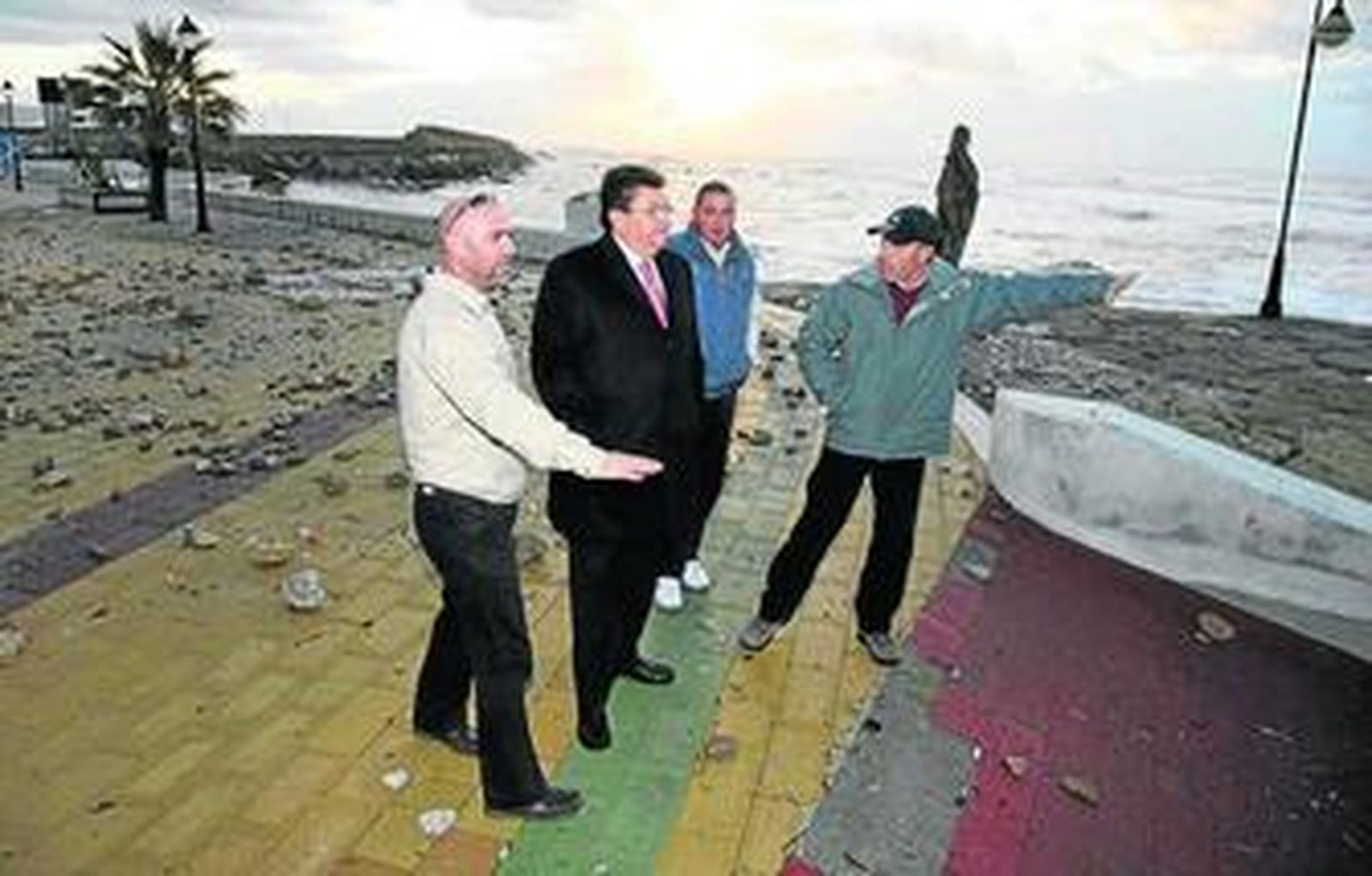 El alcalde de Rota comprobó ayer in situ los desperfectos provocados por el temporal en las playas de la villa.