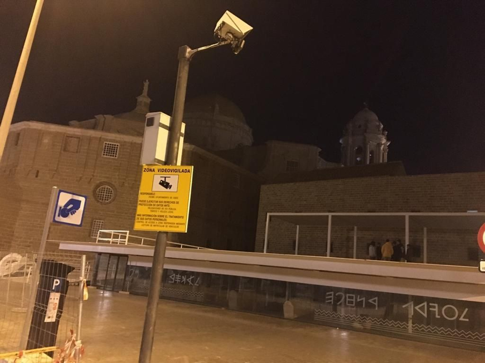 Imagen de una de las cámaras que controla las matrículas en los accesos al Pópulo.