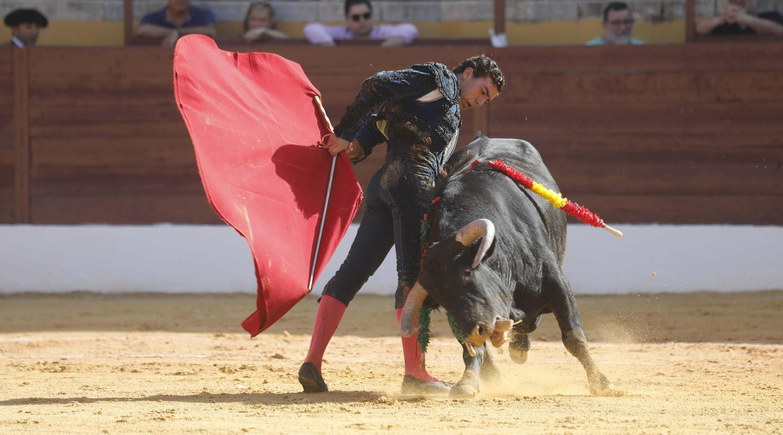 Las fotos de la primera semifinal del ciclo de novilladas de las Escuelas de Tauromaquia de Andalucía en La Línea