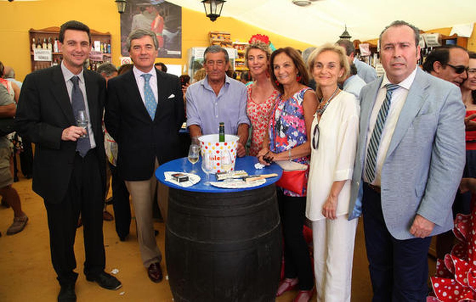 José Antonio del Cuvillo, subdirector de Grupo Estévez, junto a Santiago Valle y su esposa Mónica Díaz; Marta González, Benjamín Sánchez y el gerente de Diario de Jerez, Miguel Berraquero. 

Foto: Vanesa Lobo