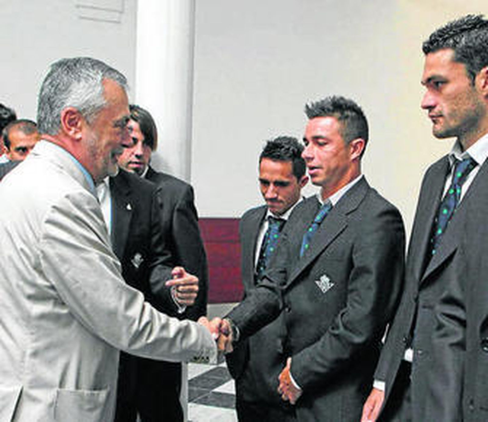 Gordillo y Mel entregan una camiseta y un balón a Griñán.