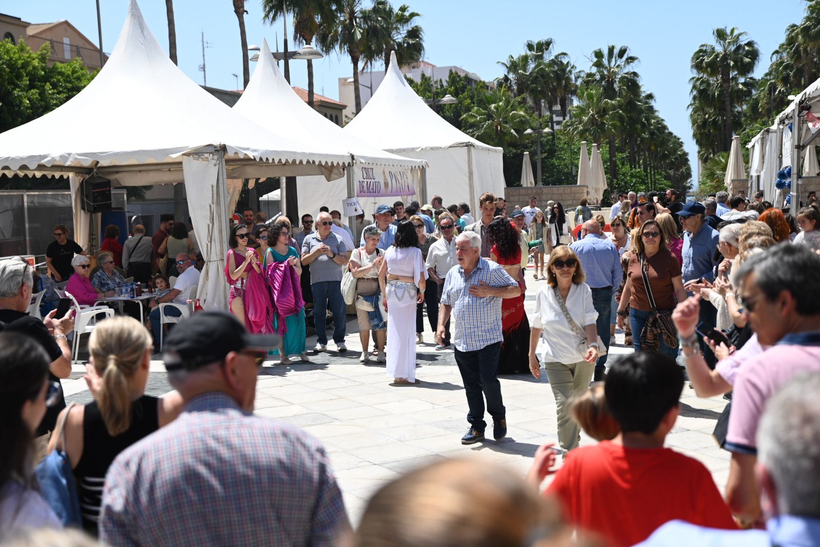 Gran ambiente de Cruces en la Rambla de Almería.