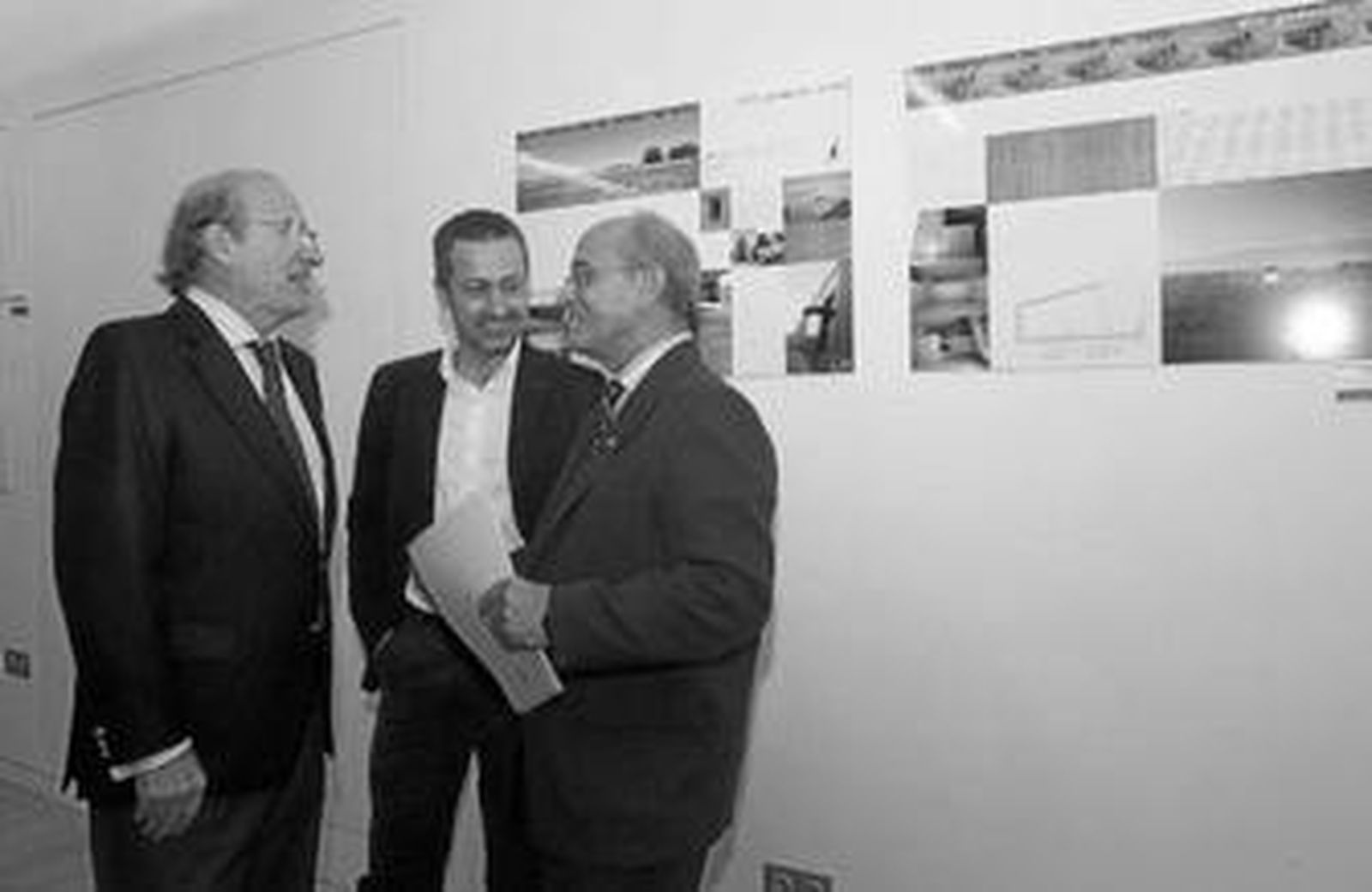 El ganador, Manuel Ángel Vázquez, ayer junto al alcalde y el presidente del Colegio de Arquitectos.