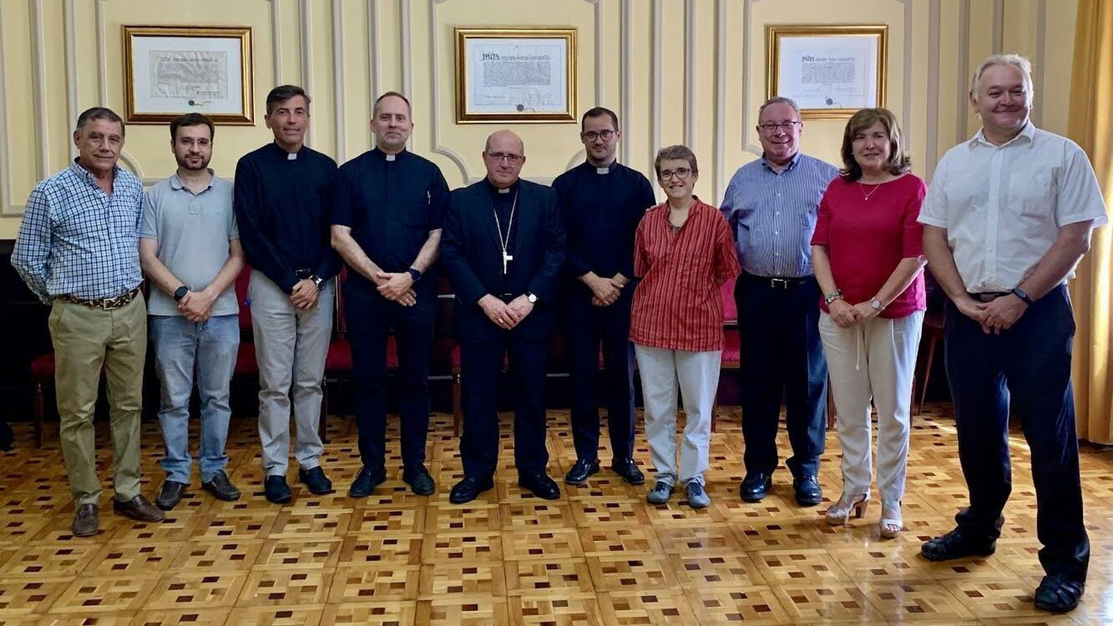 El obispo con integrantes de la Fundación Diocesana de Enseñanza Manuel Siurot.