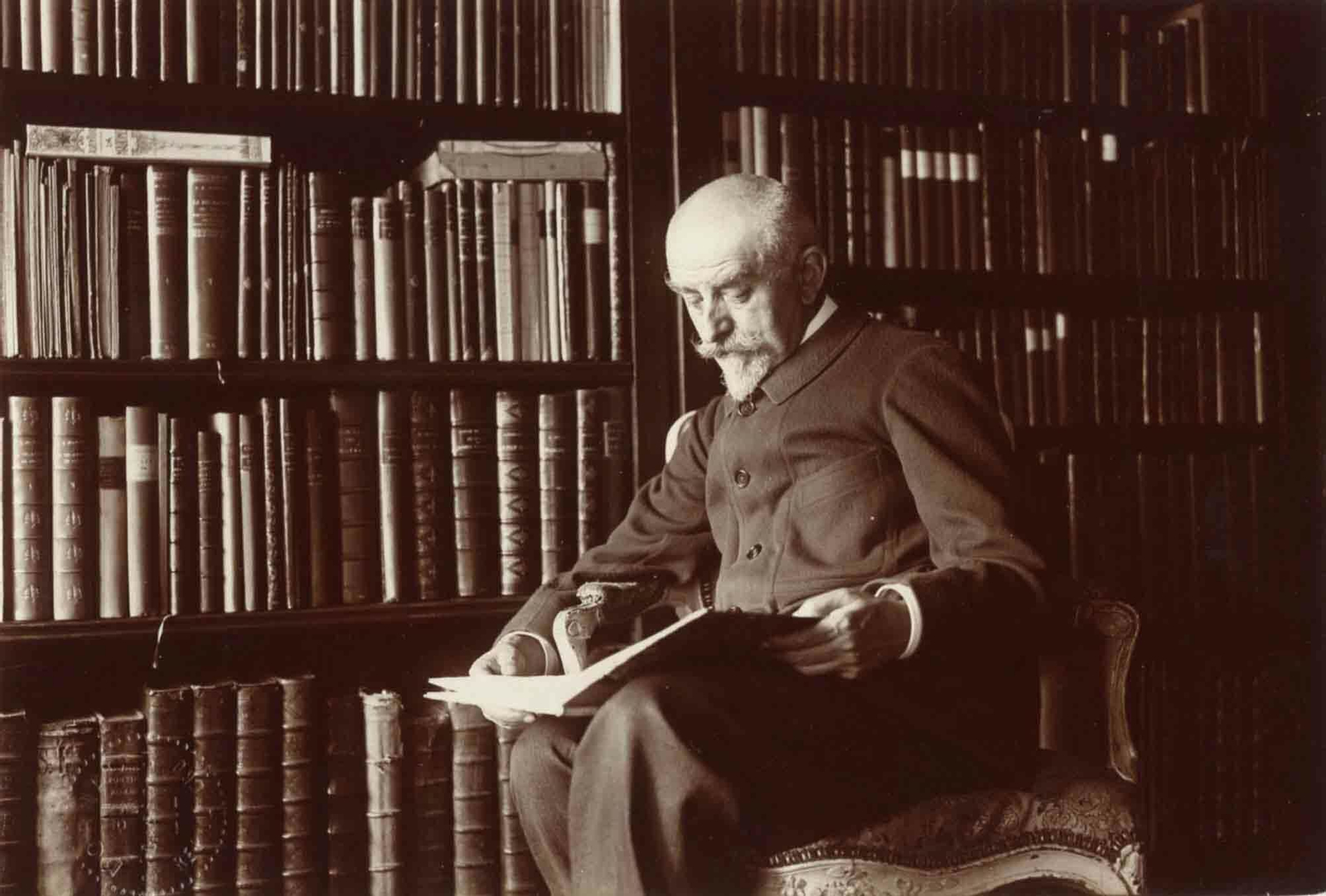 El escritor francés Joris-Karl Huysmans (París, 1848-1907), leyendo en la biblioteca de su casa.
