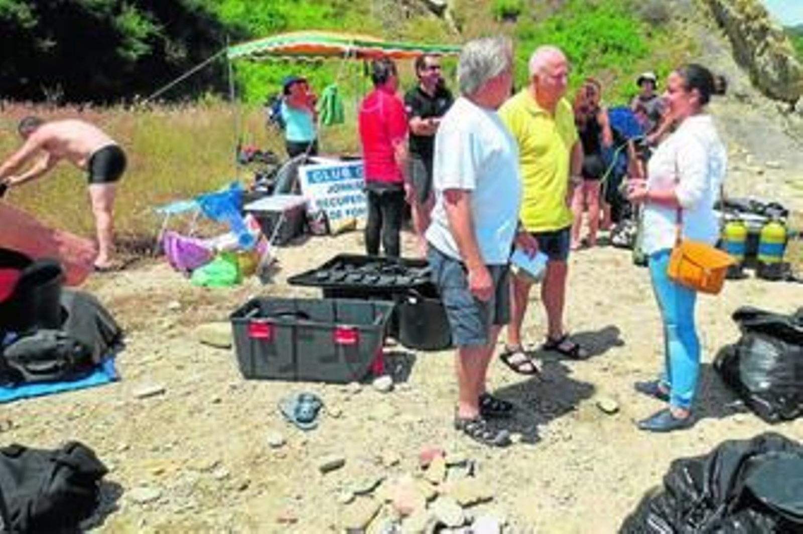 Ana Rodríguez charla con miembros del club CIES durante la jornada de ayer.