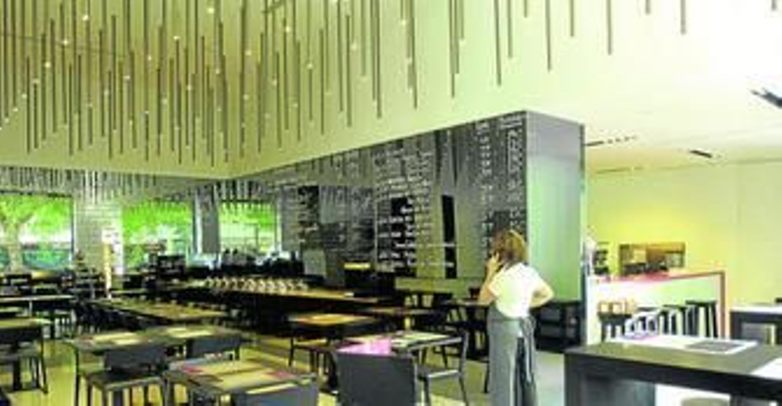 Más amplio y luminoso. Gastromium ha sido rediseñado para esta nueva etapa en su interior y en el exterior pero ha sabido mantener la identidad que lo ha hecho famoso dentro y fuera de Sevilla por su cocina creativa.