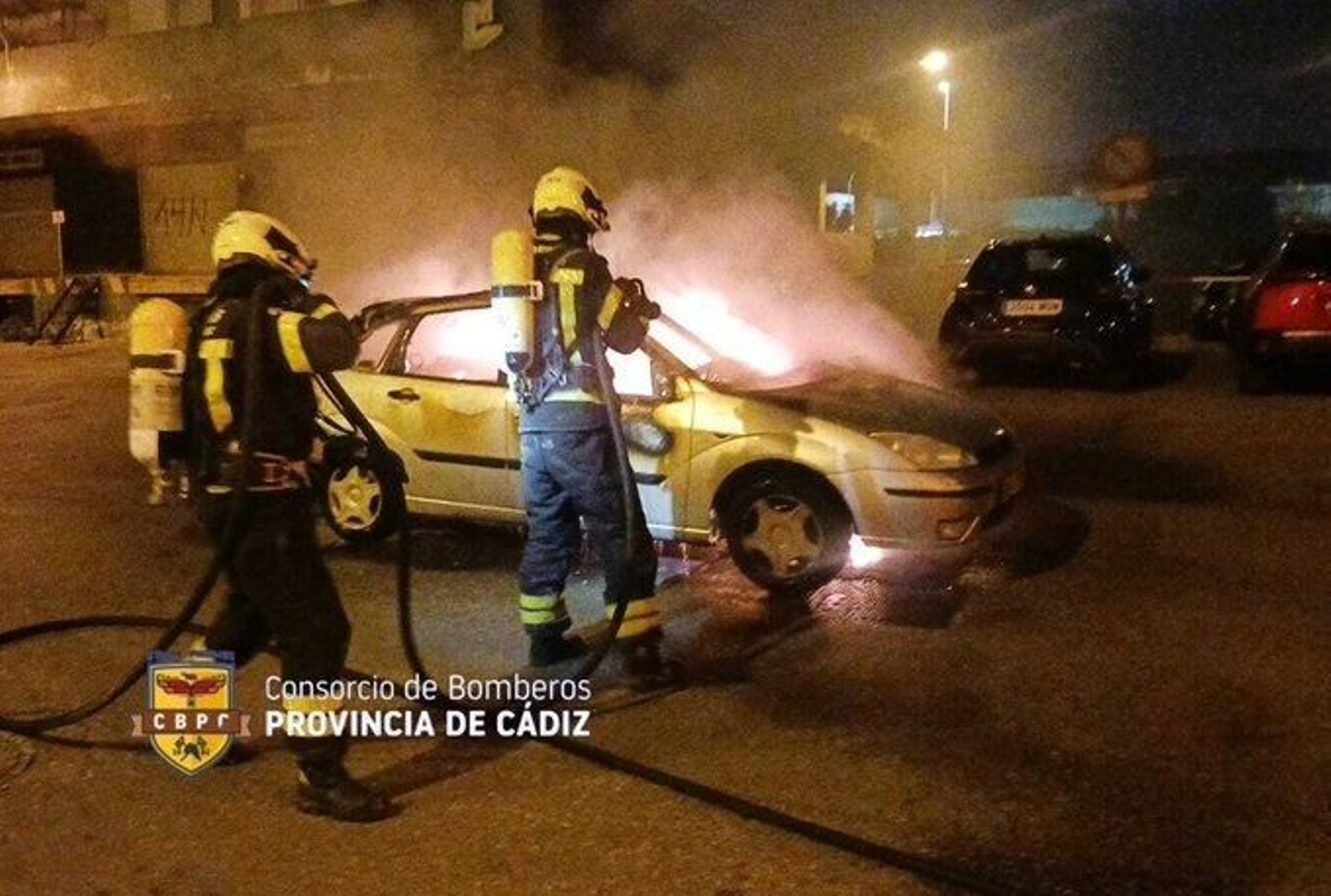 Incendio en un turismo esta madrugada en Cádiz.