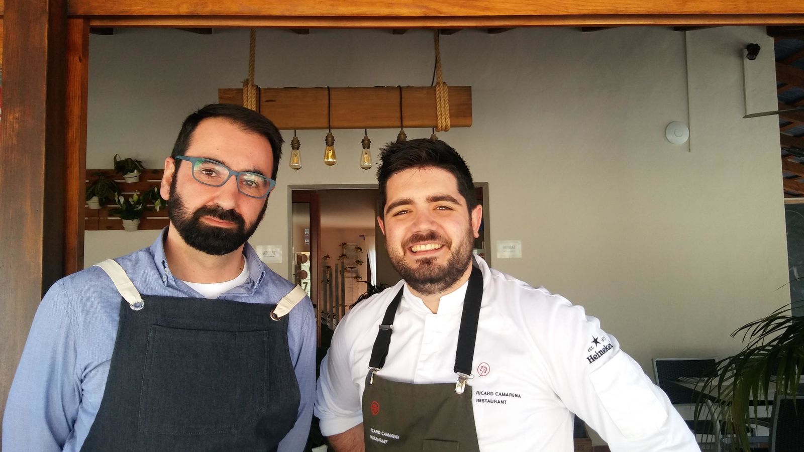 Alberto Reyes, gerente de Arohaz, con el cocinero Pedro Aguilera.