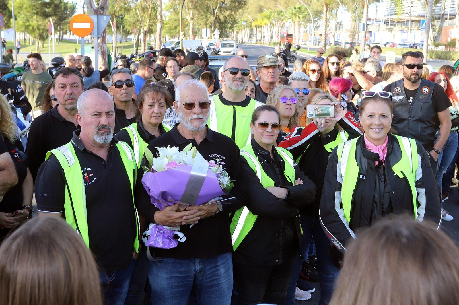 Imágenes del monumento a Súper Hugo en la rotonda frente al Nuevo Colombino