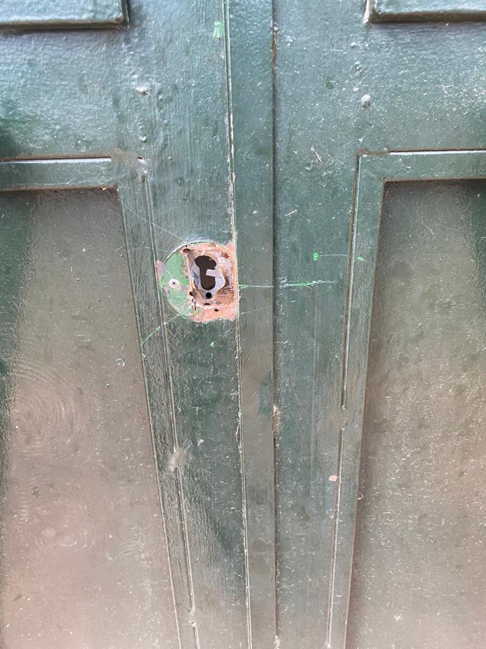 Los autores rompieron y forzaron todas las cerraduras