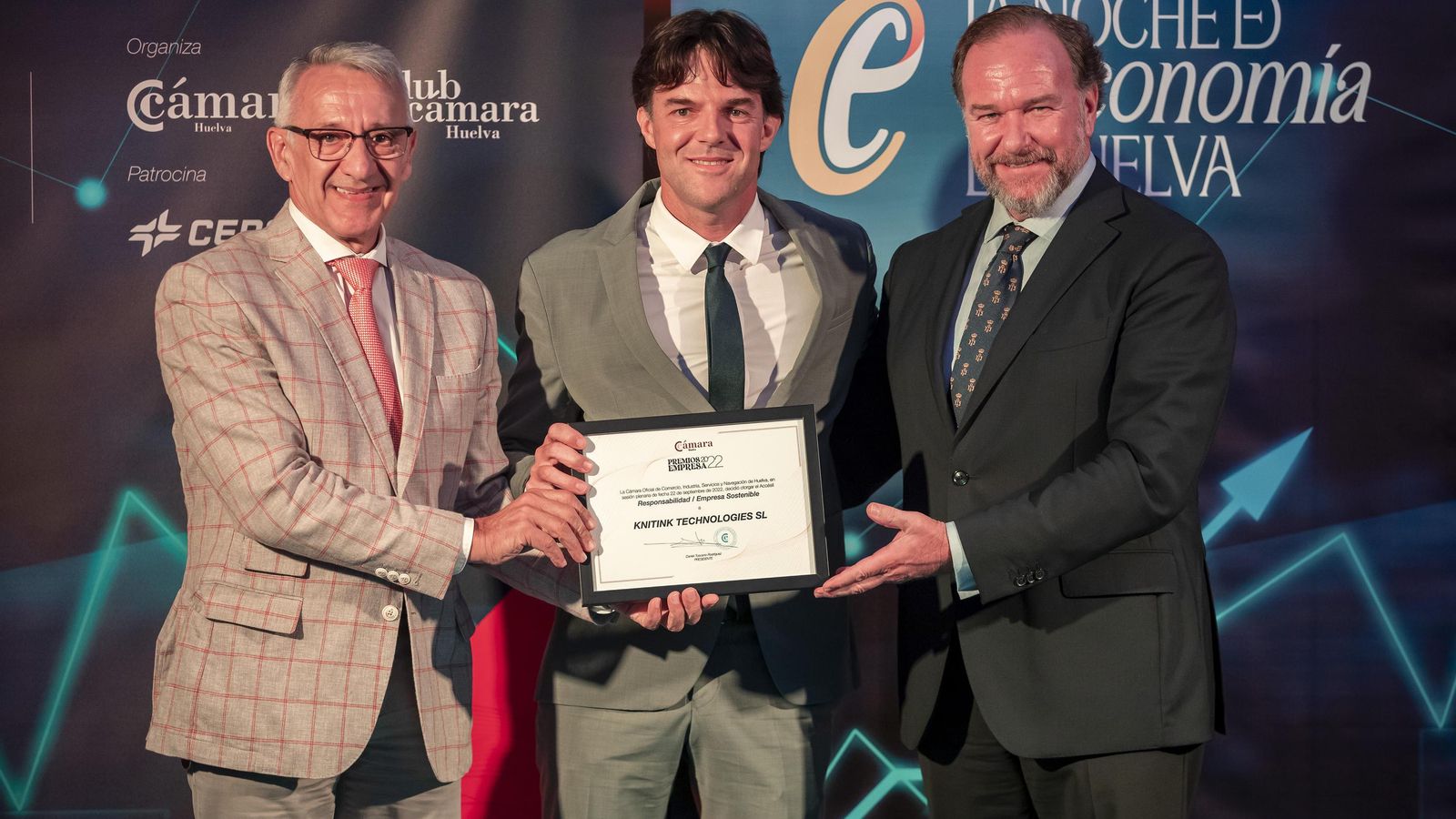 Miguel del Toro, representante de Knitink Technologies, recibió su premio de manos del vicepresidente de la Diputación, Juan Antonio García , y del presidente de la Fundación Caja Rural del Sur, José Luis García-Palacios Álvarez. Miguel del Toro, representante de Knitink Technologies, recibió su premio de manos del vicepresidente de la Diputación, Juan Antonio García , y del presidente de la Fundación Caja Rural del Sur, José Luis García-Palacios Álvarez.