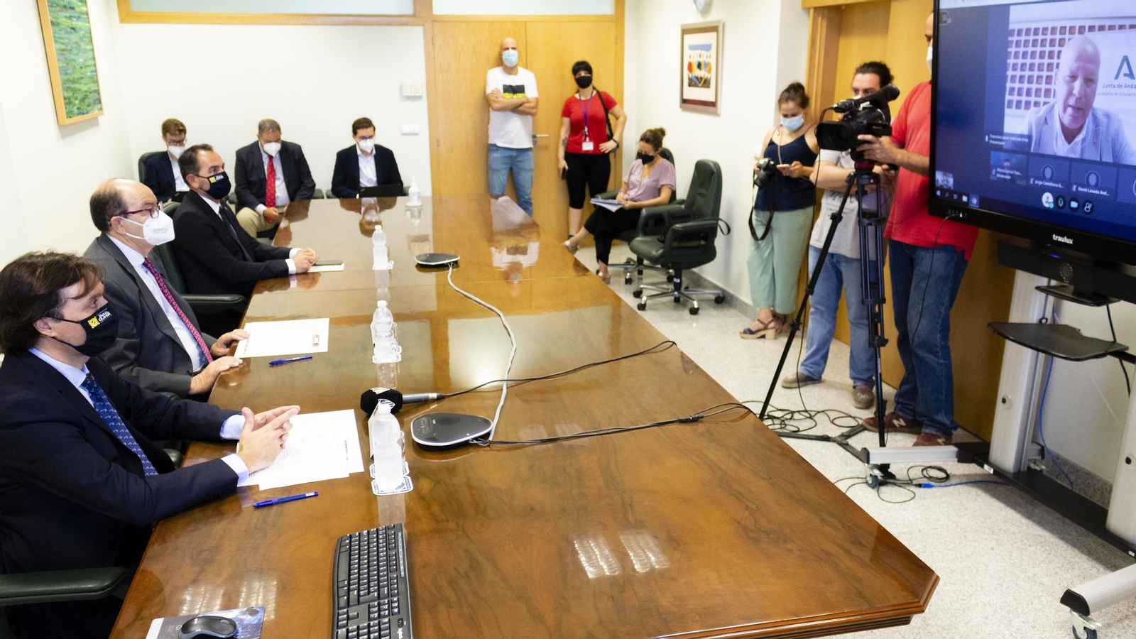 El rector y el consejero de Educación y Deporte inauguran el curso sobre fútbol