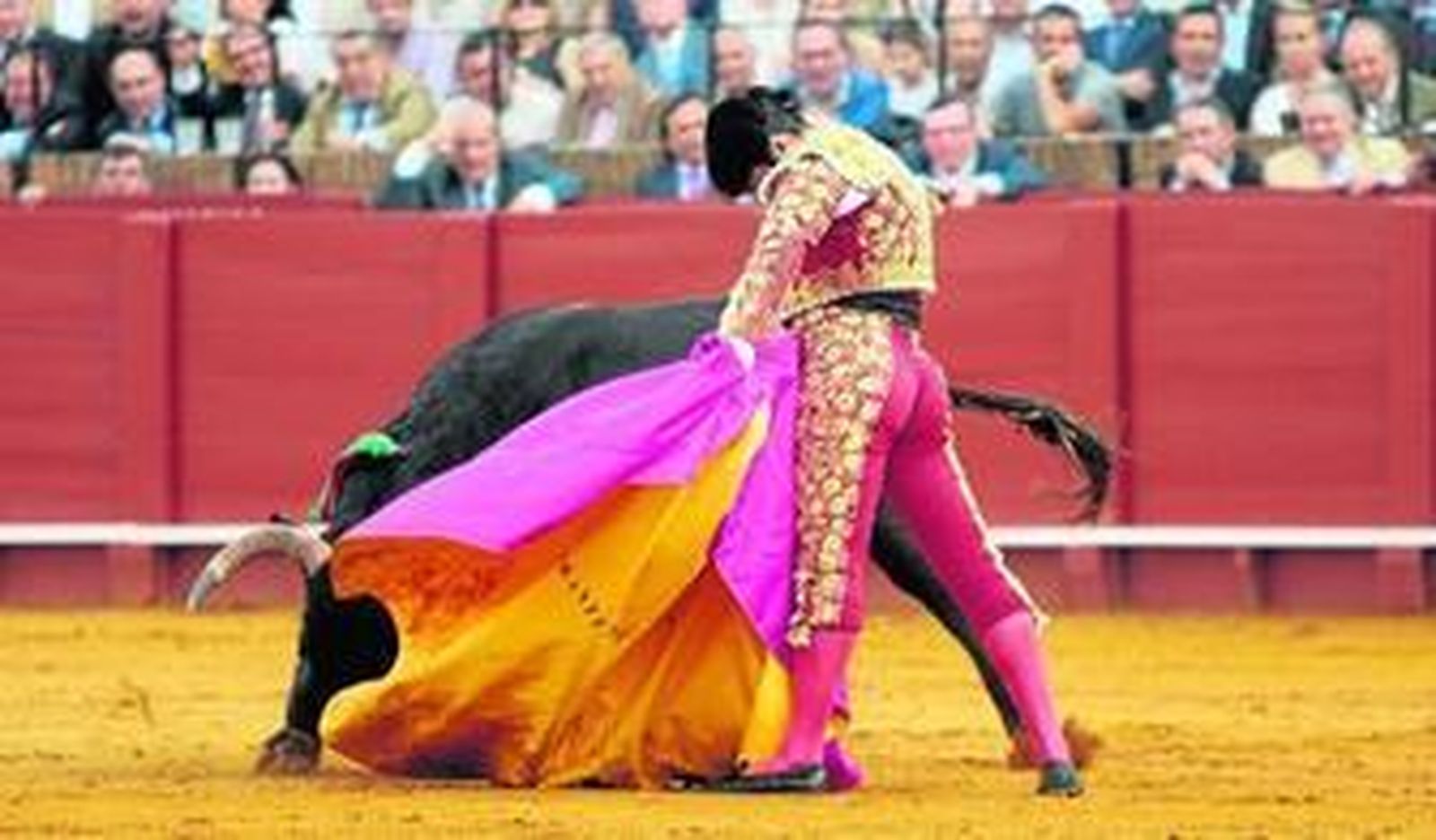 El diestro sevillano Morante de la Puebla, en el comienzo de una media verónica al cuarto de la tarde.