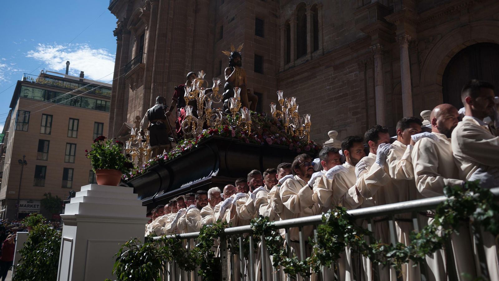 Humildad y Paciencia estrena la rampa de la Catedral por Postigo de los Abades.