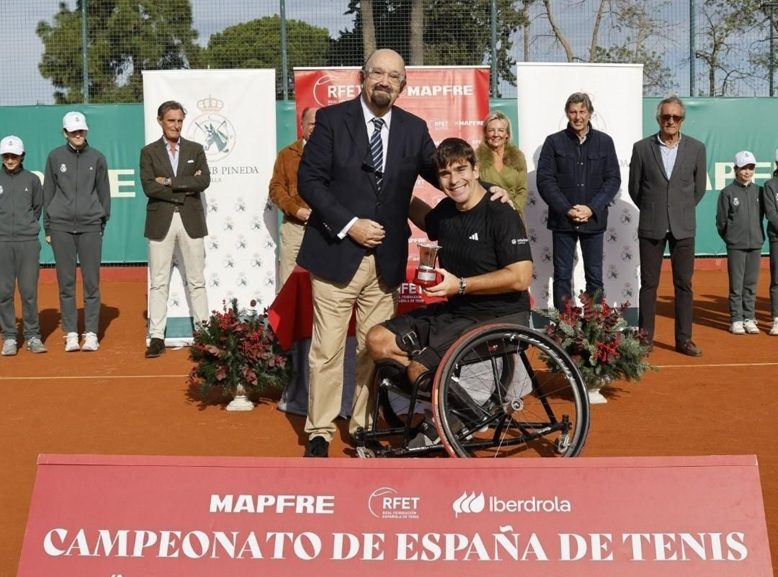 Martín de la Puente recibe el trofeo de campeón de España de manos del presidente de la Real Federación Española de Tenis, Miguel Díaz.