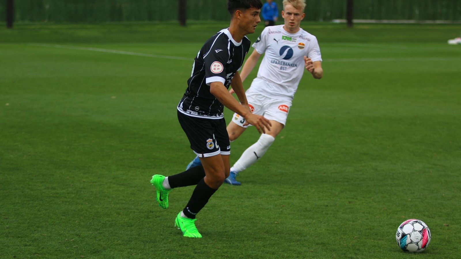 Ale Cantera avanza con el balón en el amistoso de este jueves