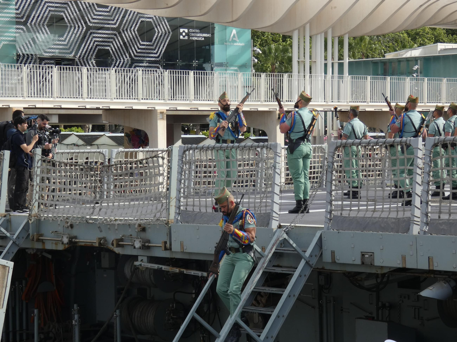 El desembarco de la Legión en el puerto de Málaga este Jueves Santo, en fotos