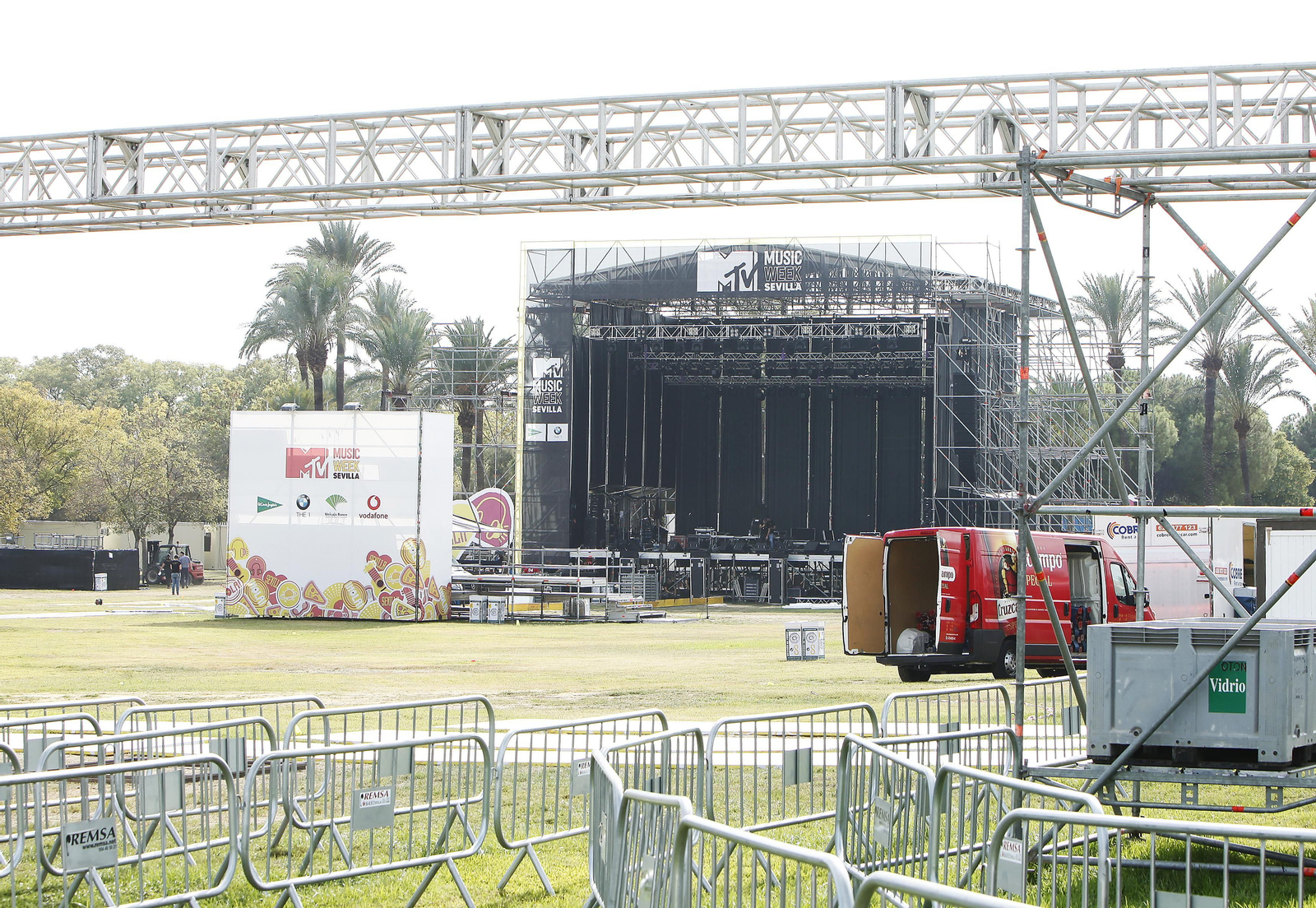 Los preparativos de la MTV en Sevilla, en imágenes