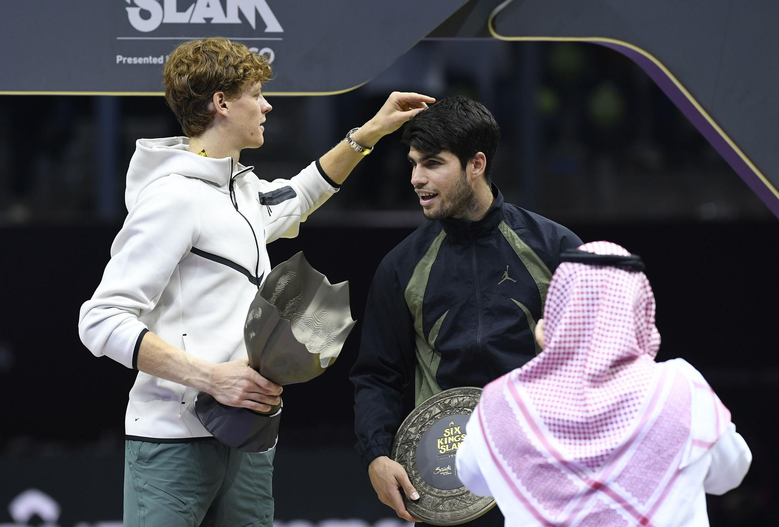 Momento de distensión entre Sinner y Alcaraz en la ceremonia de enhtrega de trofeos.