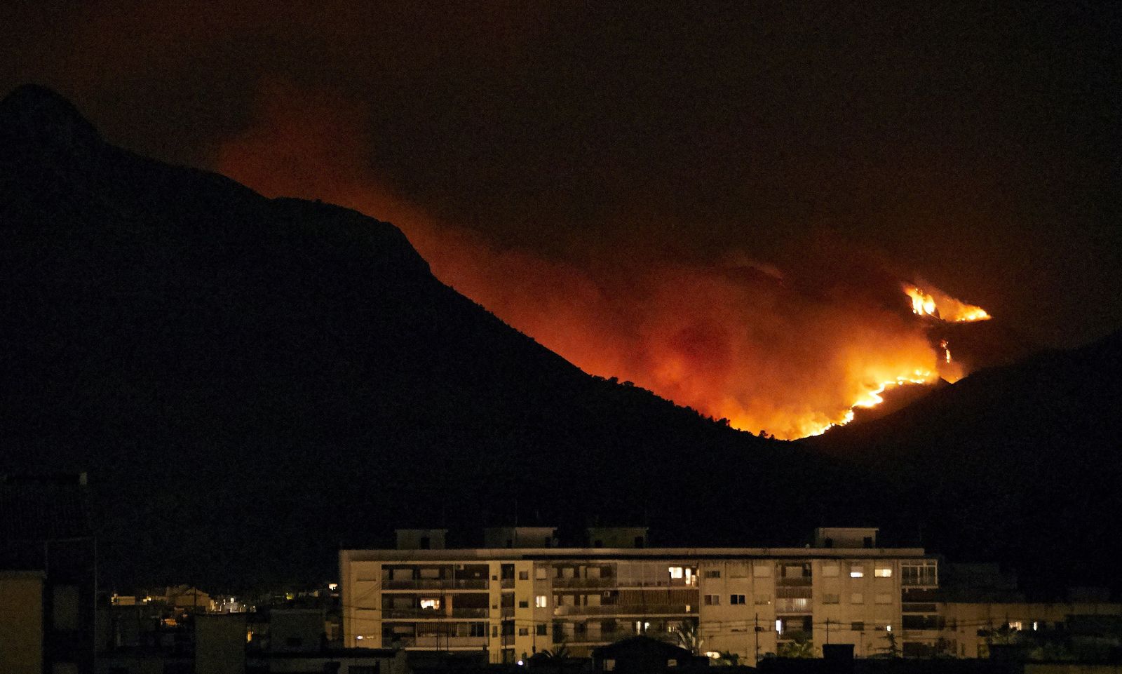 Vista del incendio forestal desde Gandía.