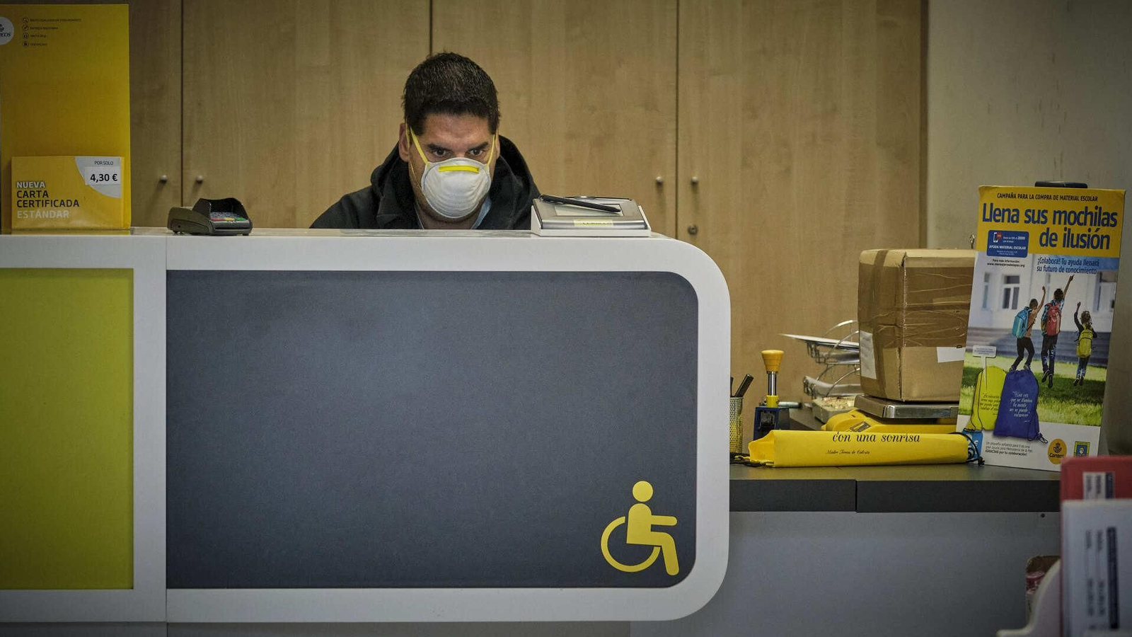 Un trabajador de la oficina de Correos de San José