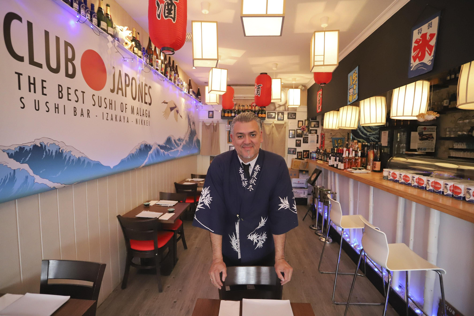Hernán Alberto Soria en su establecimiento, Club Japonés.