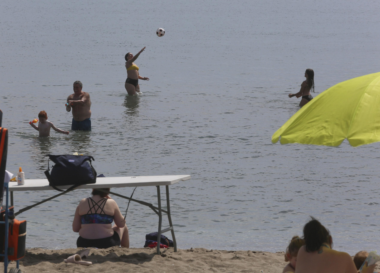Un domingo de playa en Málaga, en fotos.