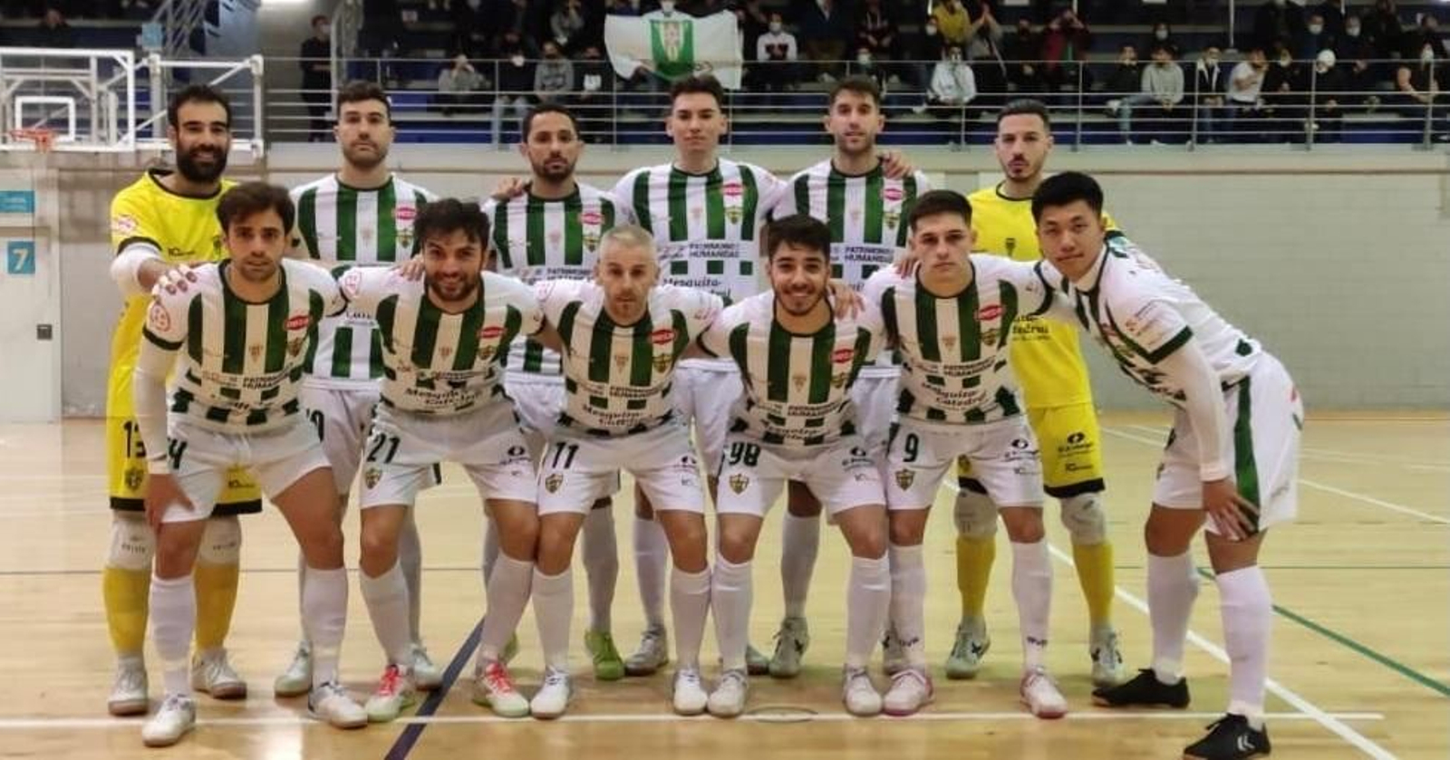 Los jugadores del Córdoba Futsal posan en el Sergio Manzano de Hospitalet.