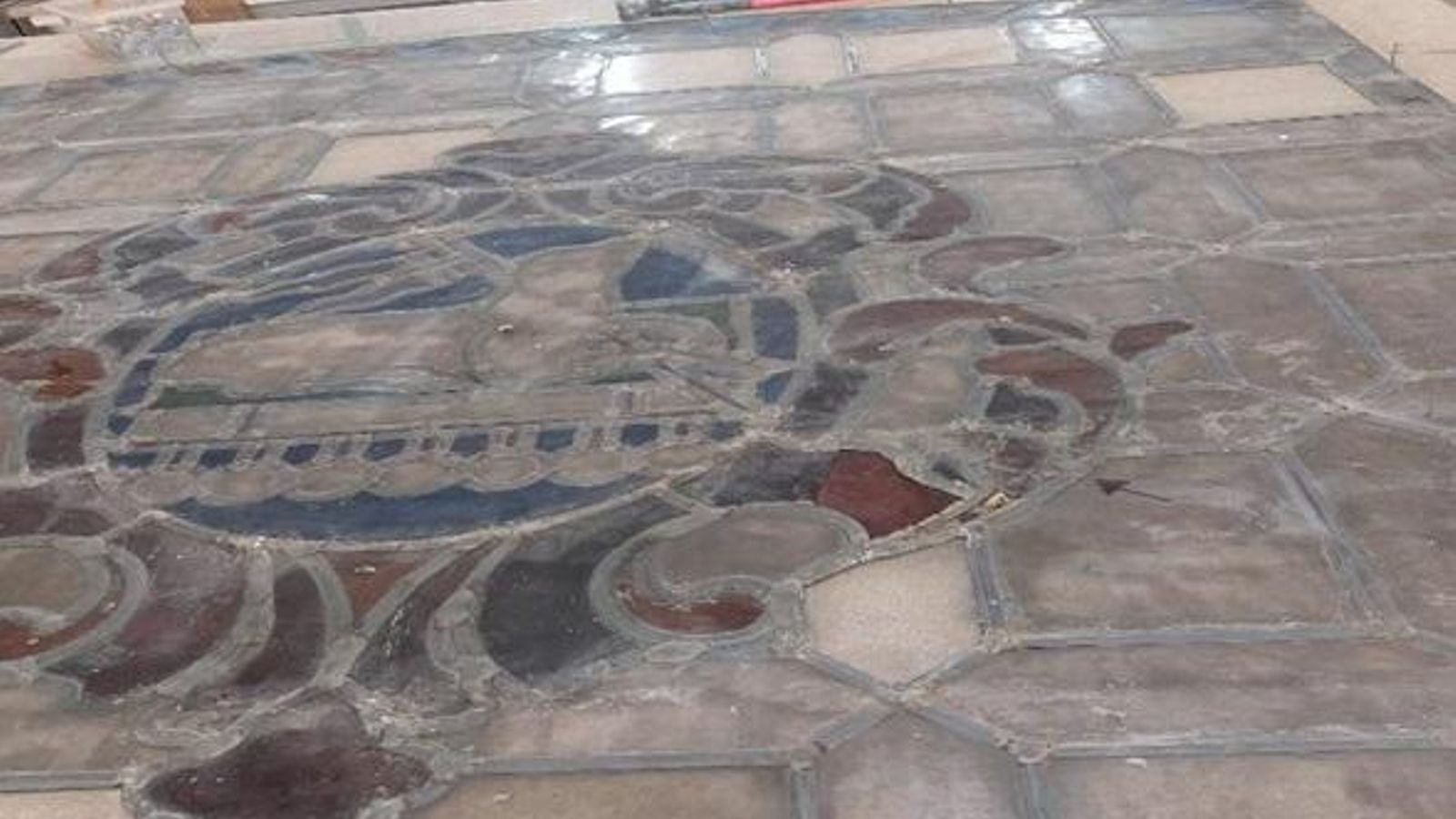 Vidriera de la parroquia del Sagrario en restauración